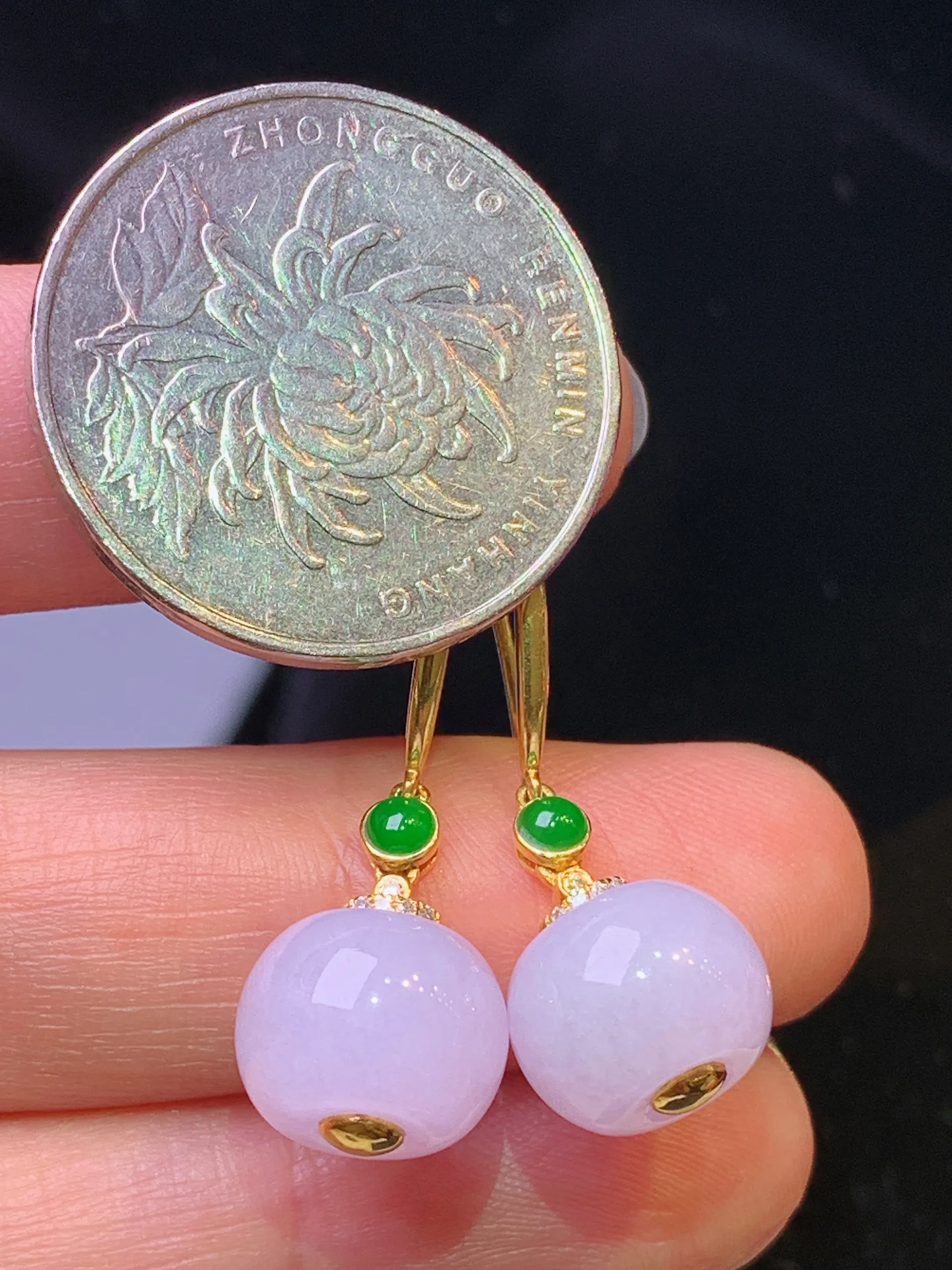 18k金钻镶嵌紫罗兰算盘珠耳坠 玉质细腻 色泽清新艳丽 整体尺寸29.8*10.8*8