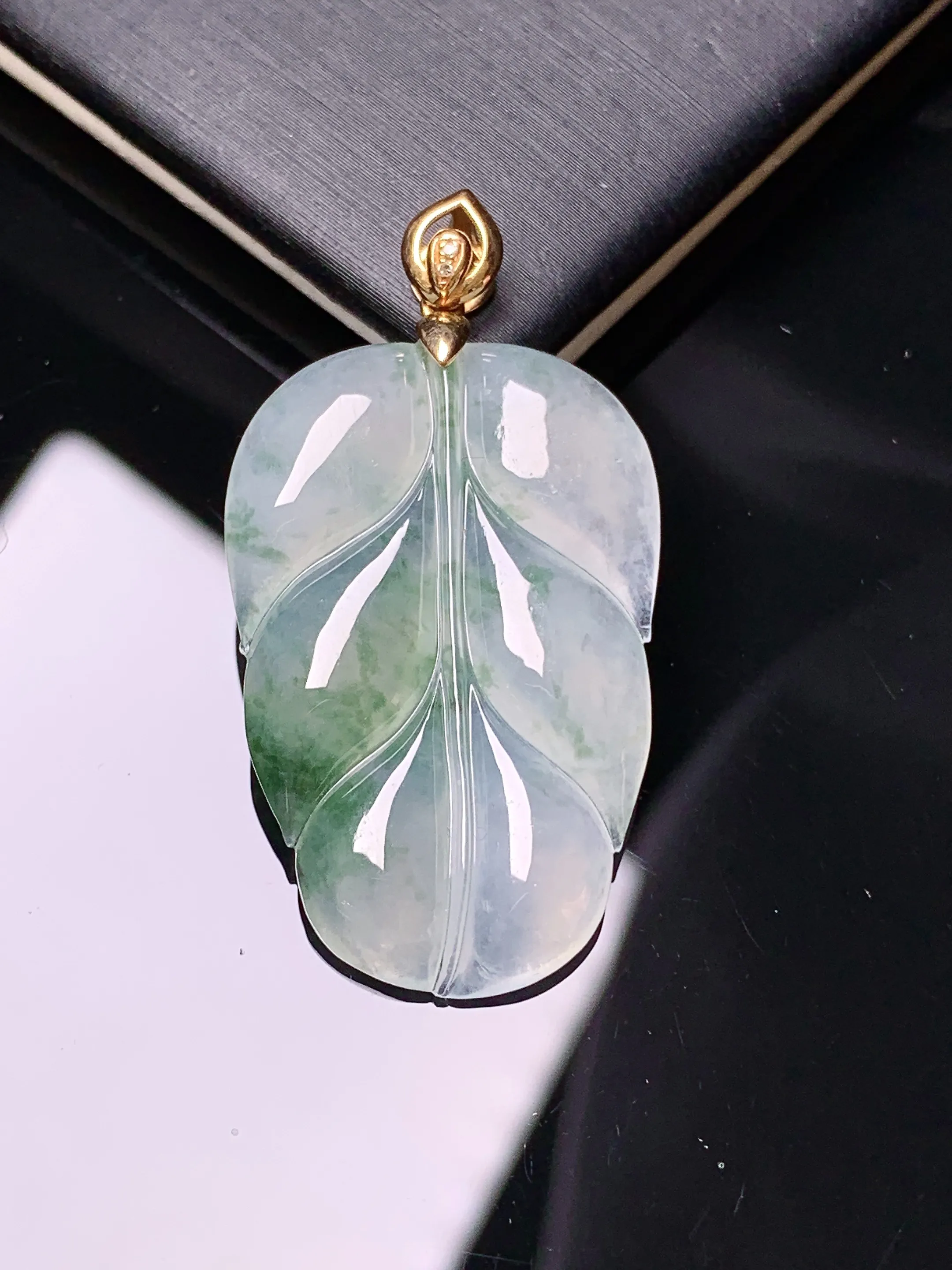 18k金镶嵌飘绿树叶吊坠 玉质细腻 色泽清新艳丽 整体尺寸38.5*20.5*4