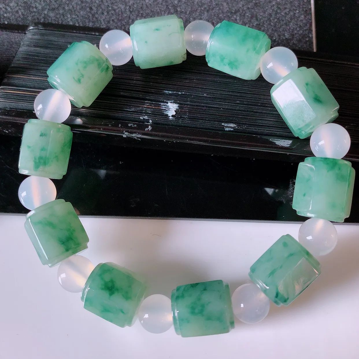 自然光实拍，冰润飘花翡翠手链，路路通翡翠手串，花式飘逸，佩戴效果大方时尚，圆珠为装饰珠！#89.25取一尺寸12.6*10.6