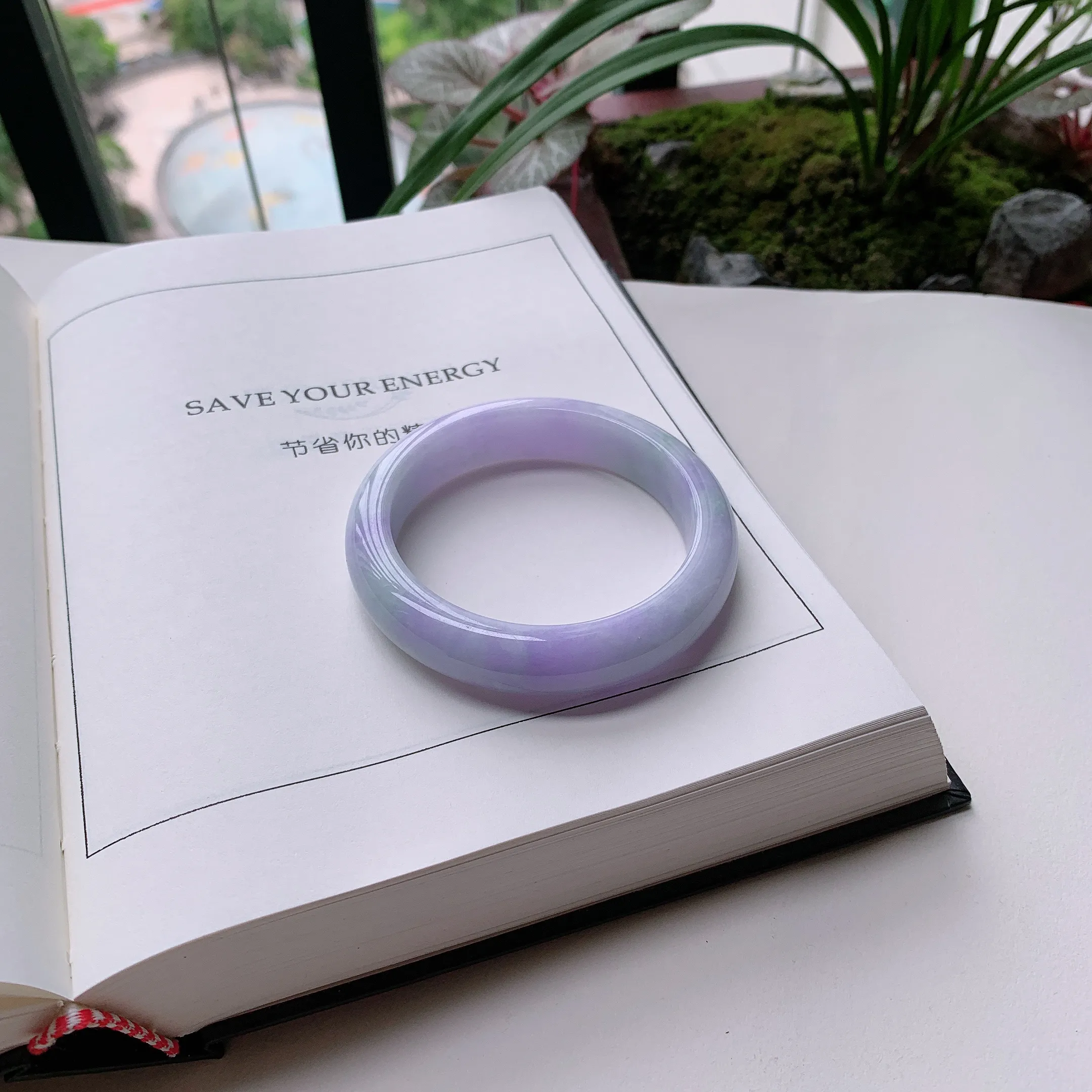 正圈55圈口，天然A货翡翠冰糯种水润飘绿玉手镯，水润秀丽，飘花灵动，种水十足，视觉甜美可人，恰到好处的美，十分高雅耐看，条形优美，上手优雅大方。60.59