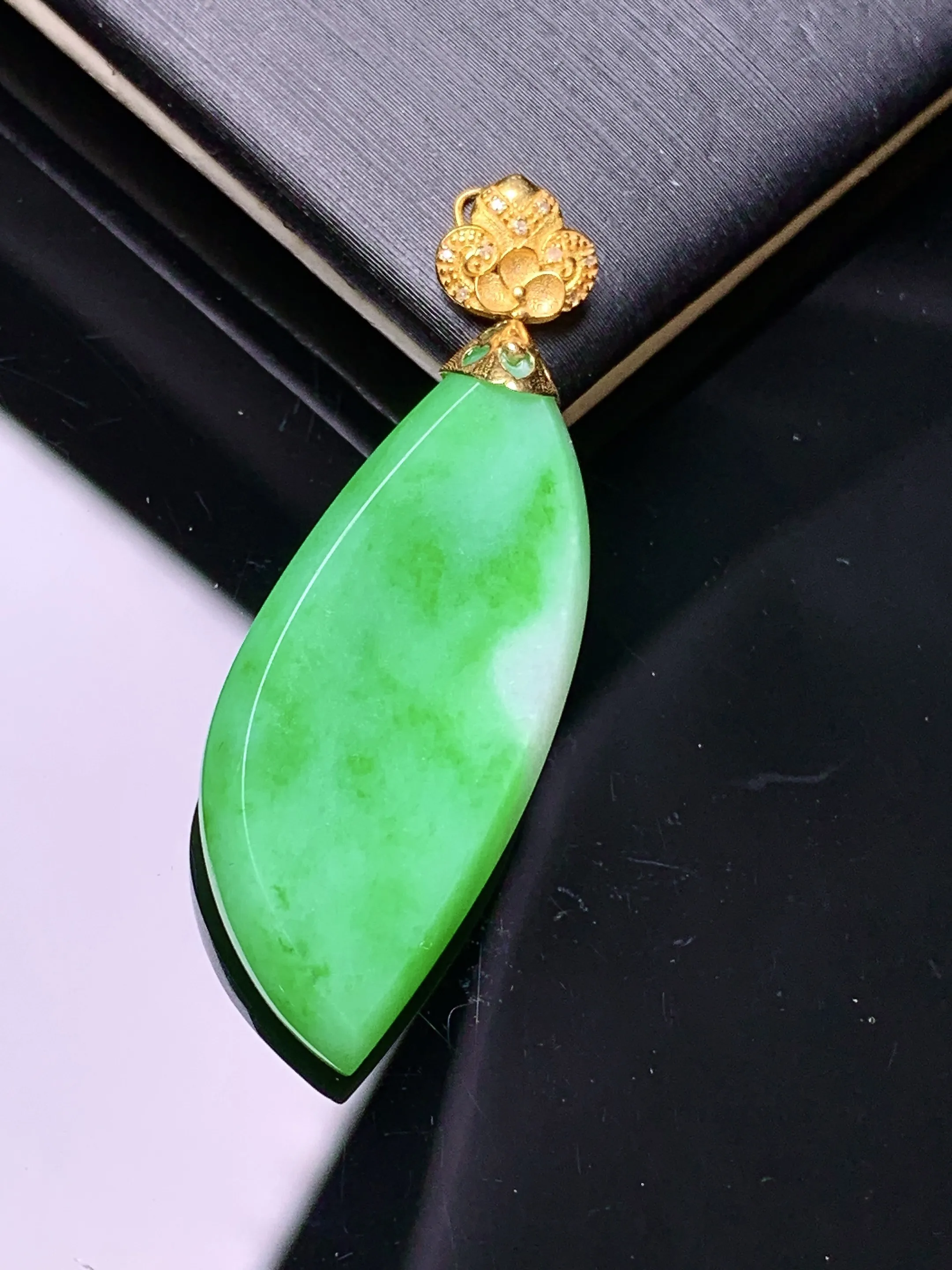 18k金镶嵌翠绿随形吊坠 玉质细腻 色泽清新艳丽 整体尺寸38.5*12.8*5.3