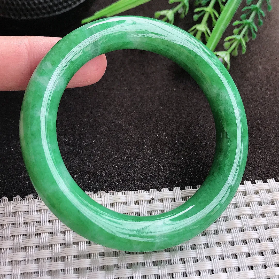 实拍A货翡翠54/10.8/10.4老坑精美满绿辣阳绿圆条手镯翡翠玉镯子平安镯