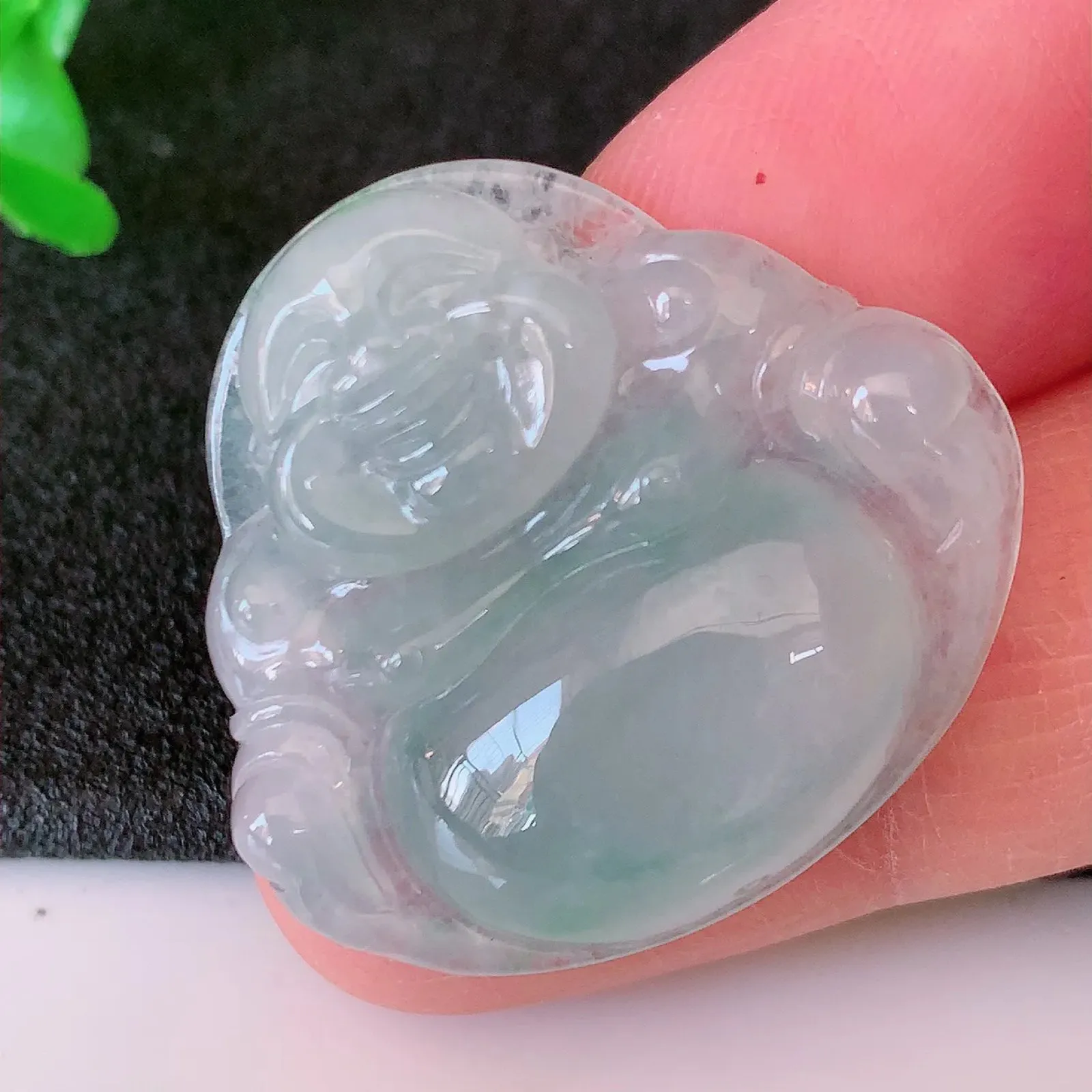 自然光实拍，冰种飘花翡翠佛公吊坠，翠色灵动，佩戴效果时尚出众，尽显气质，玉质细腻，美感十足。#01.25