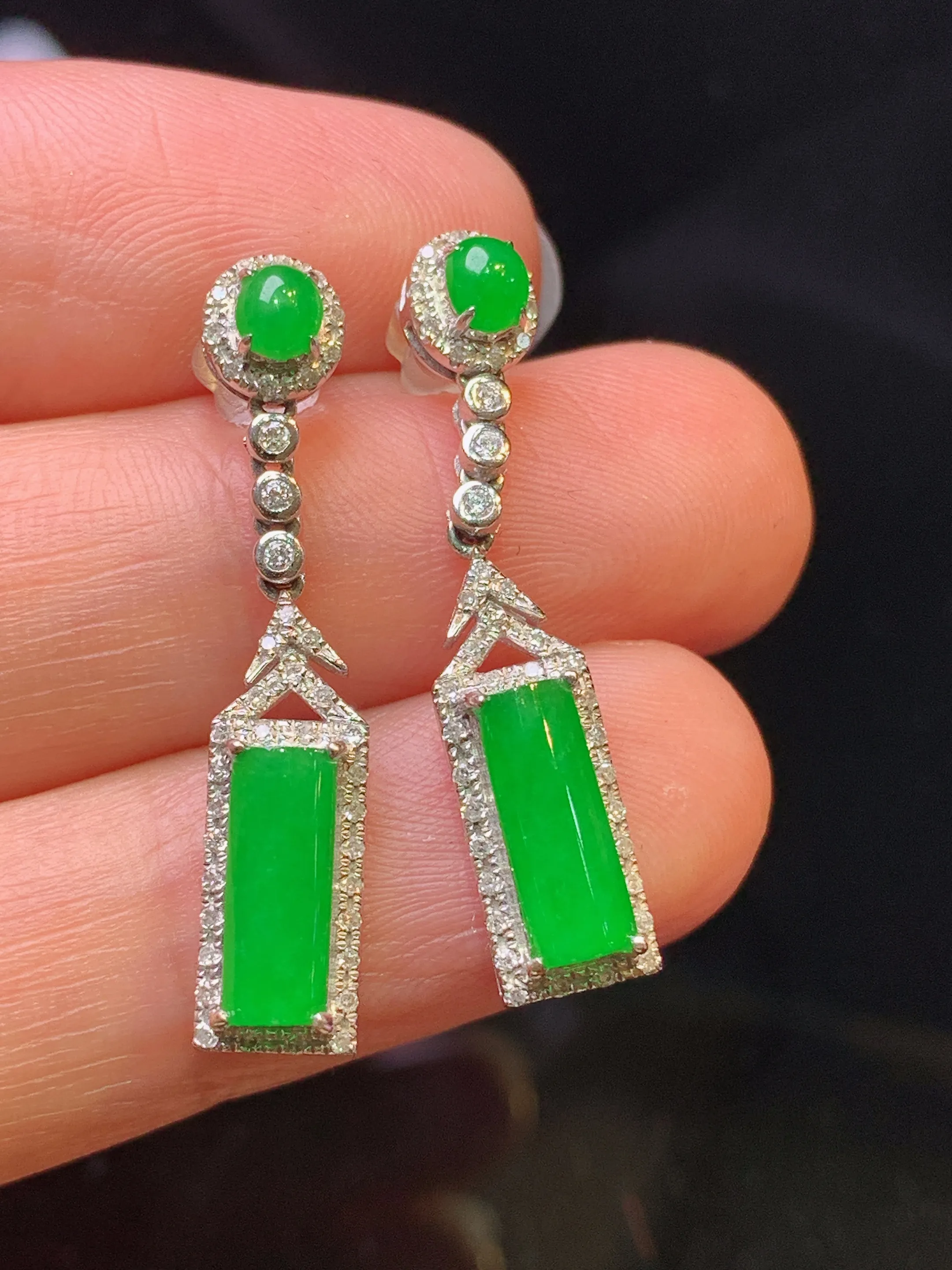 18k金钻镶嵌满绿无事牌吊坠 玉质细腻 色泽清新艳丽 整体尺寸28.6*5.8*5.2