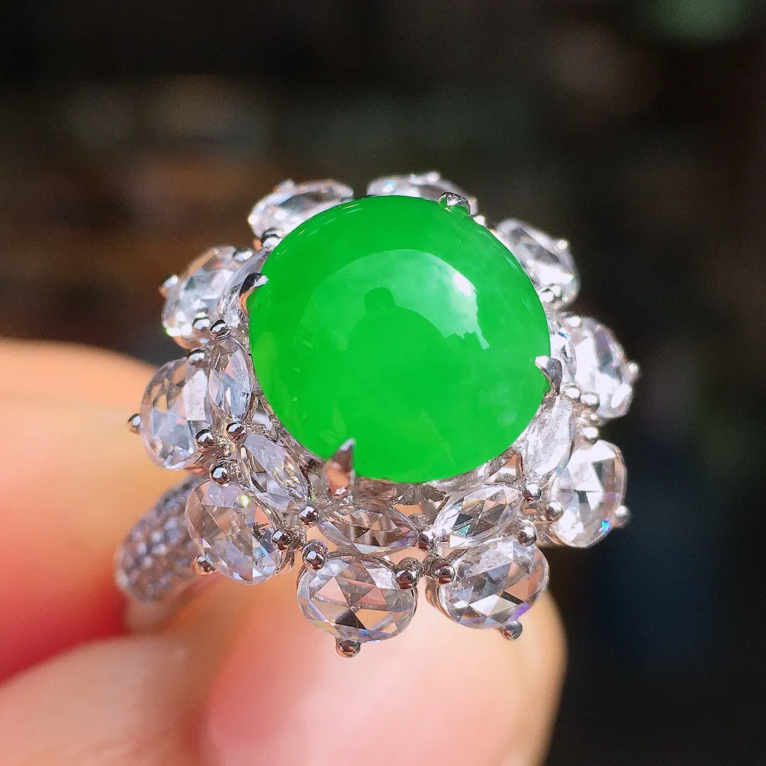 阳绿蛋面戒指，色泽均匀艳丽，玉质细腻，荧光感超
强，饱满圆润，尽显优雅气质，18k
金豪华镶嵌