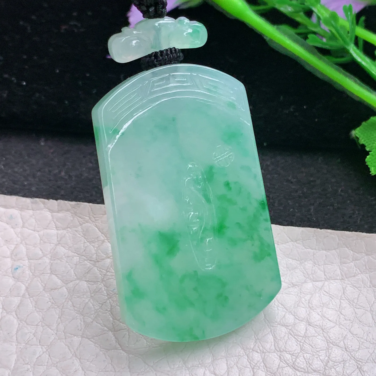 qxm实拍46*28*5.6缅甸翡翠精雕冰飘绿花平安无事牌玉吊坠 玉挂件