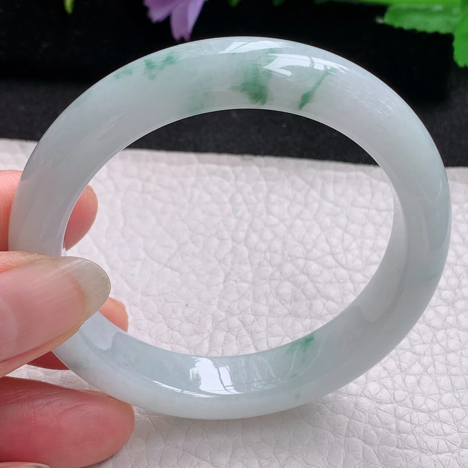 Hf实拍53.5*11.3*8.3缅甸翡翠手镯白底飘花手镯正圈平安镯宽版镯子