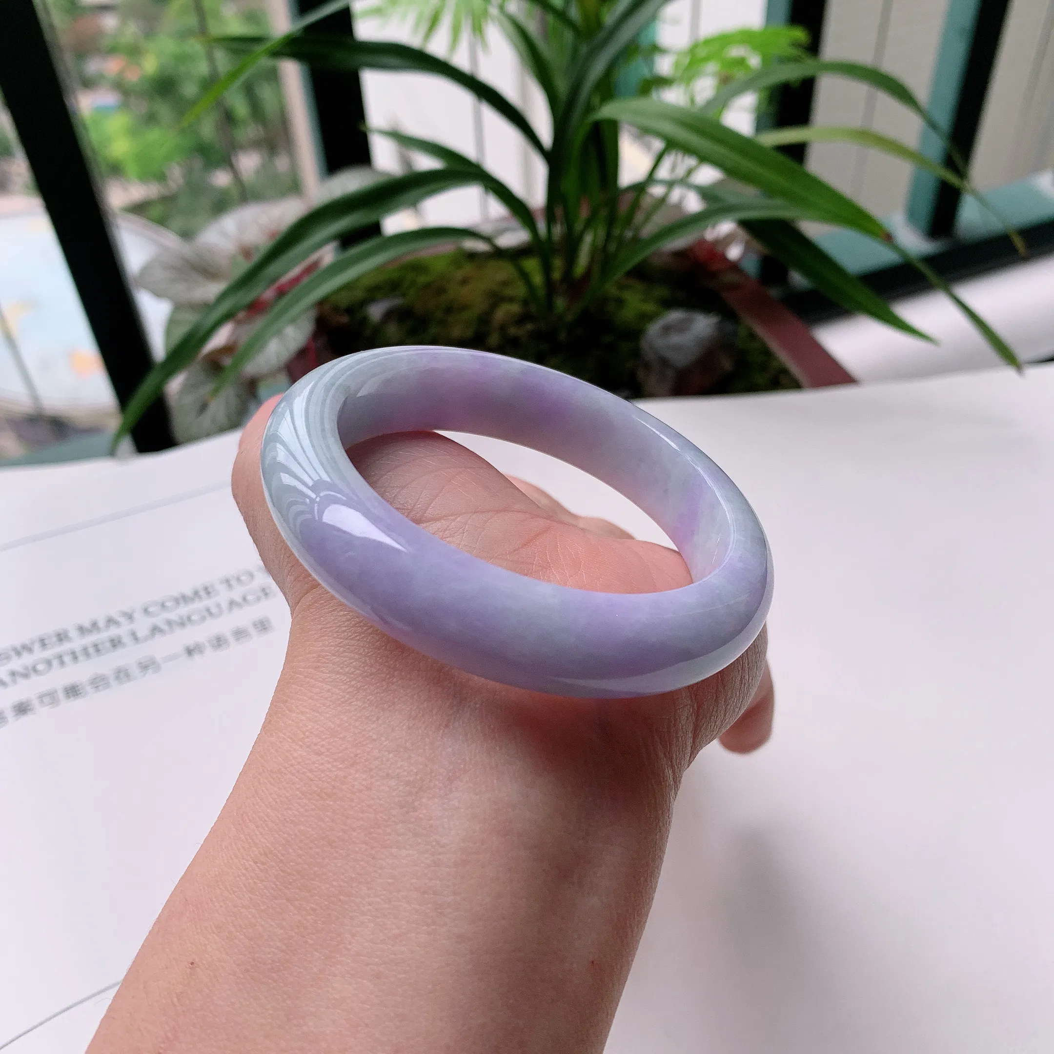 正圈55圈口，天然A货翡翠冰糯种水润飘绿玉手镯，水润秀丽，飘花灵动，种水十足，视觉甜美可人，恰到好