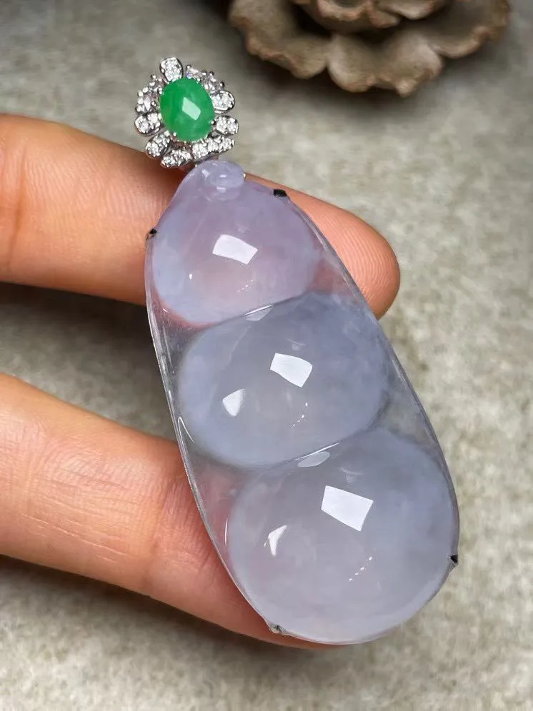 冰种福豆吊坠、真金真钻镶嵌，种水好，玉质细腻 .裸石尺寸 46.3*22.5‘