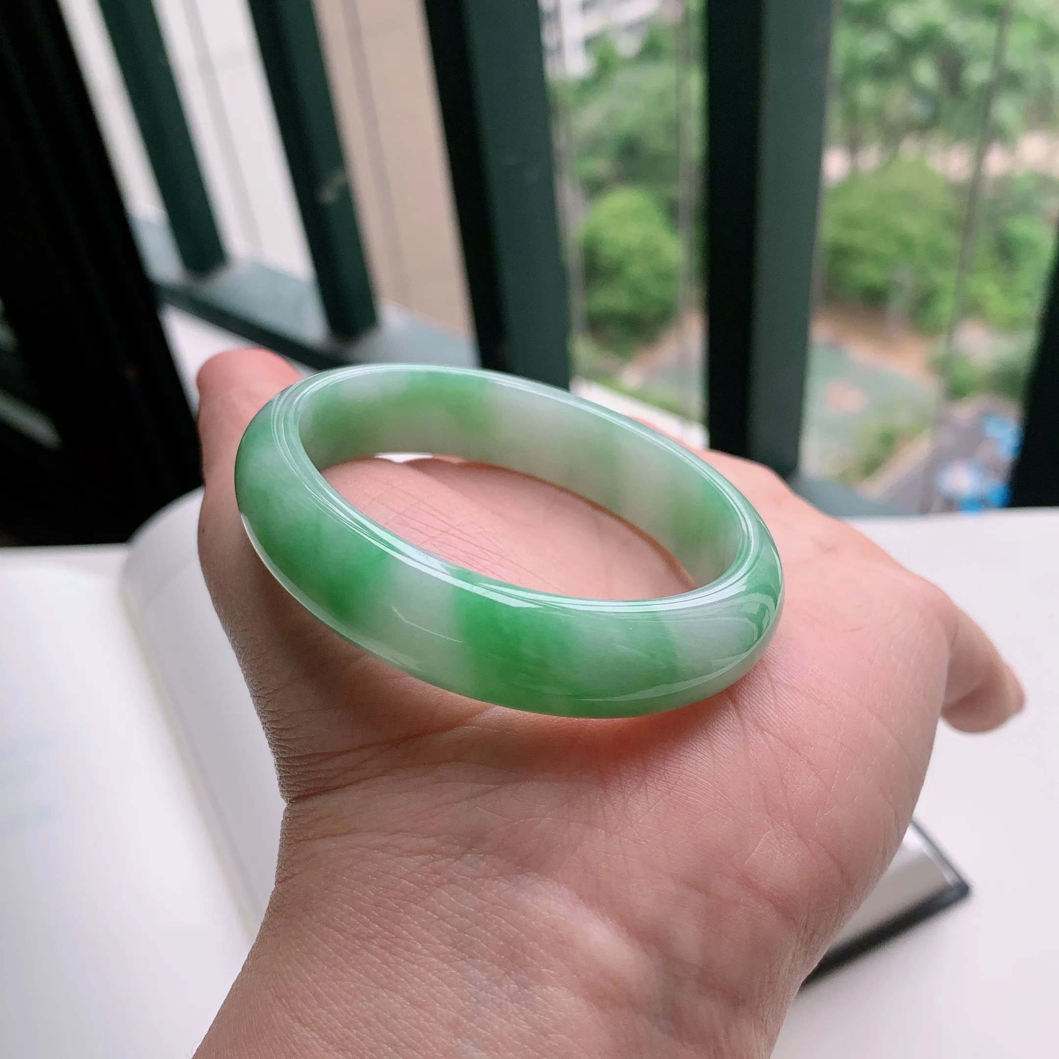 贵妃54圈口，天然A货翡翠冰糯种水润飘绿玉手镯，水润秀丽，飘花灵动，种水十足，视觉甜美可人，恰到好处的美，十分高雅耐看，条形优美，上手优雅大方。41.03