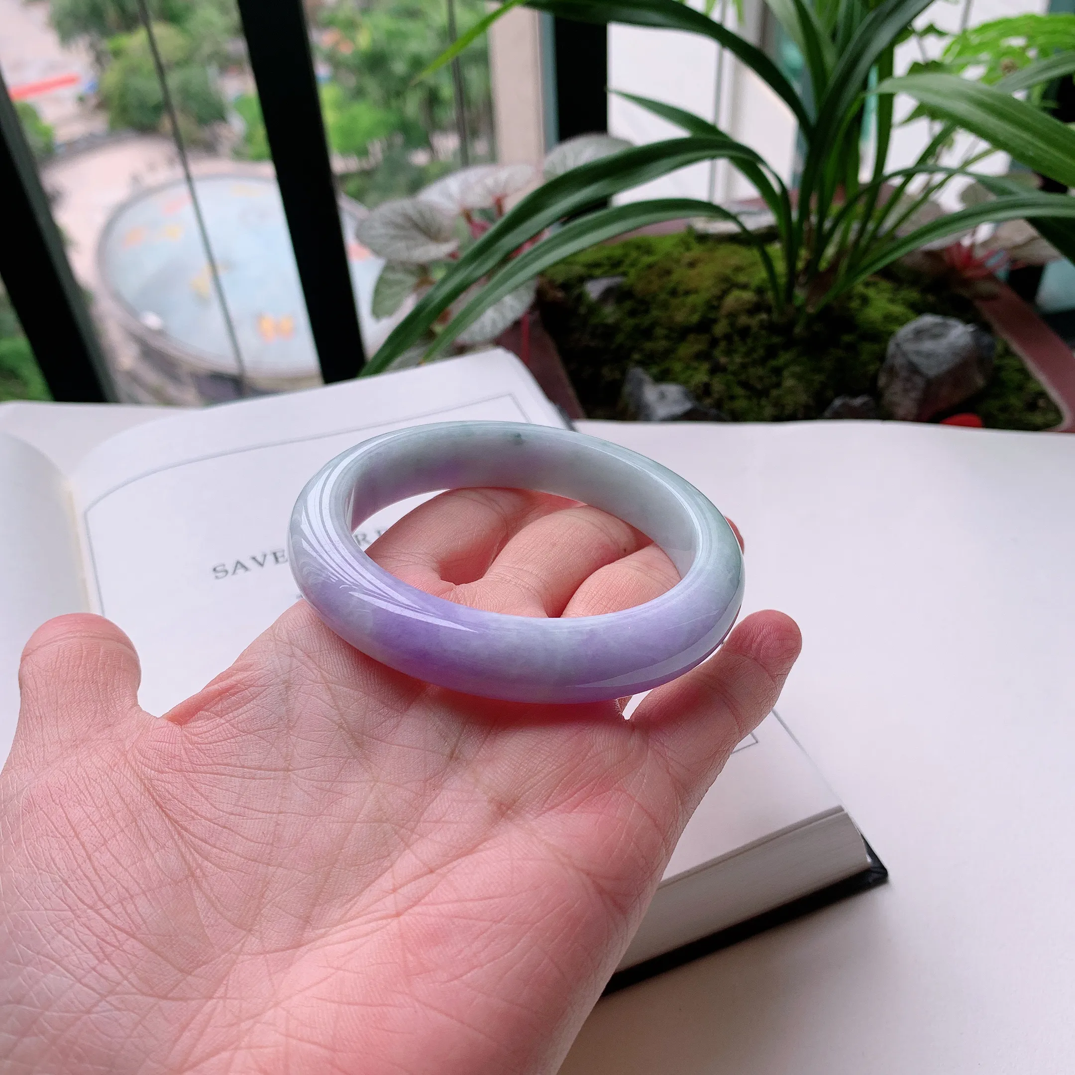 正圈58圈口，天然A货翡翠冰糯种水润飘绿玉手镯，水润秀丽，飘花灵动，种水十足，视觉甜美可人，恰到好处的美，十分高雅耐看，条形优美，上手优雅大方。65.60