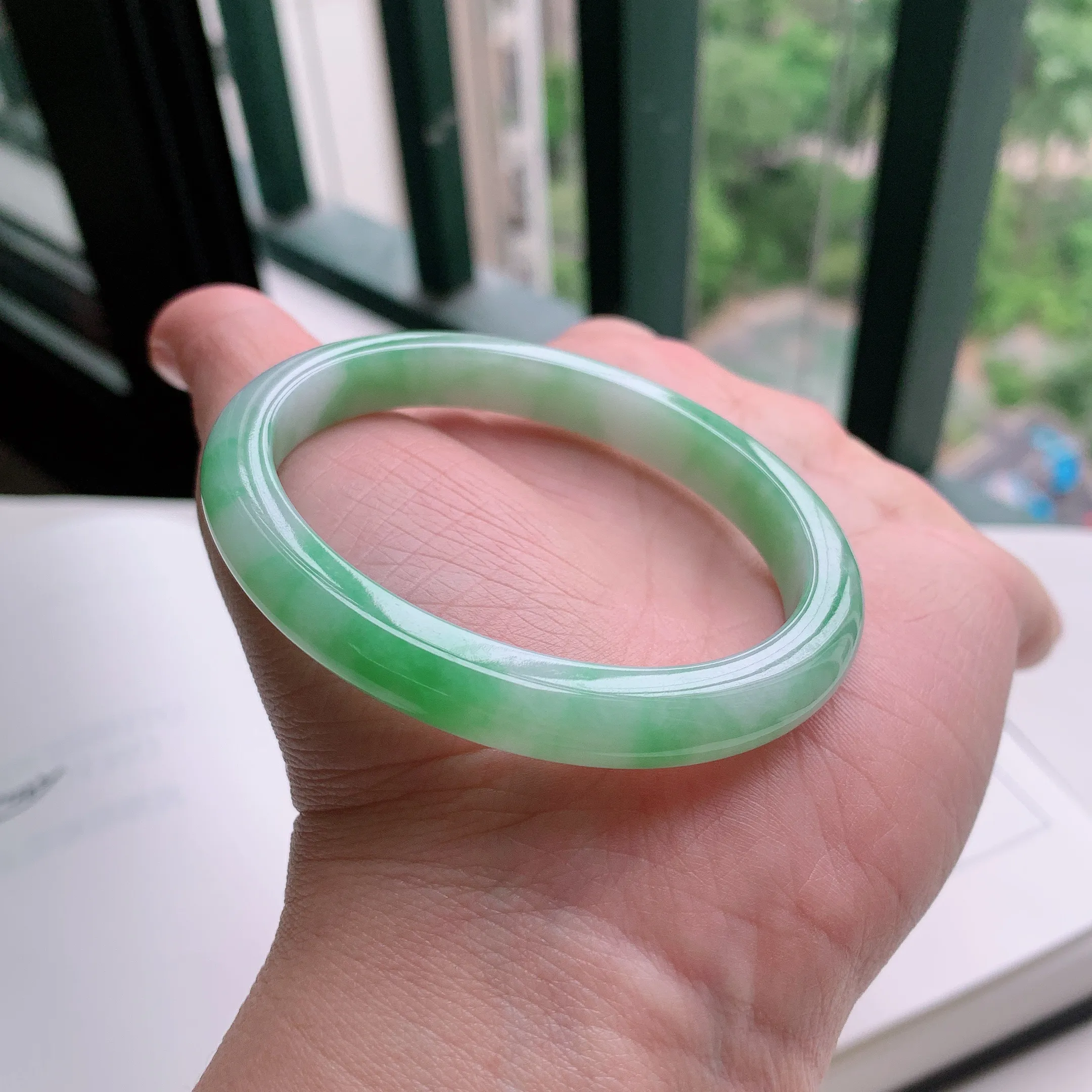 贵妃56圈口，天然A货翡翠冰糯种水润飘绿玉手镯，水润秀丽，飘花灵动，种水十足，视觉甜美可人，恰到好处的美，十分高雅耐看，条形优美，上手优雅大方。31.01