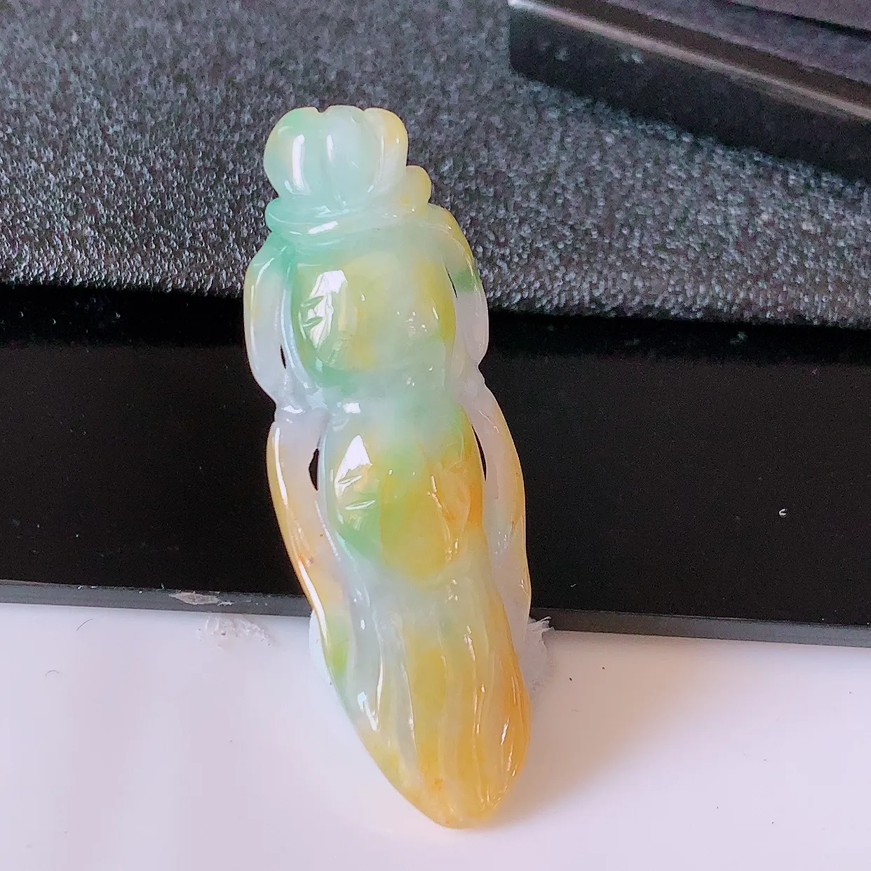 自然光实拍，冰润黄加绿翡翠人参吊坠，种老水足，雕工精湛 ，寓意美好，佩戴时尚出众！#60.25