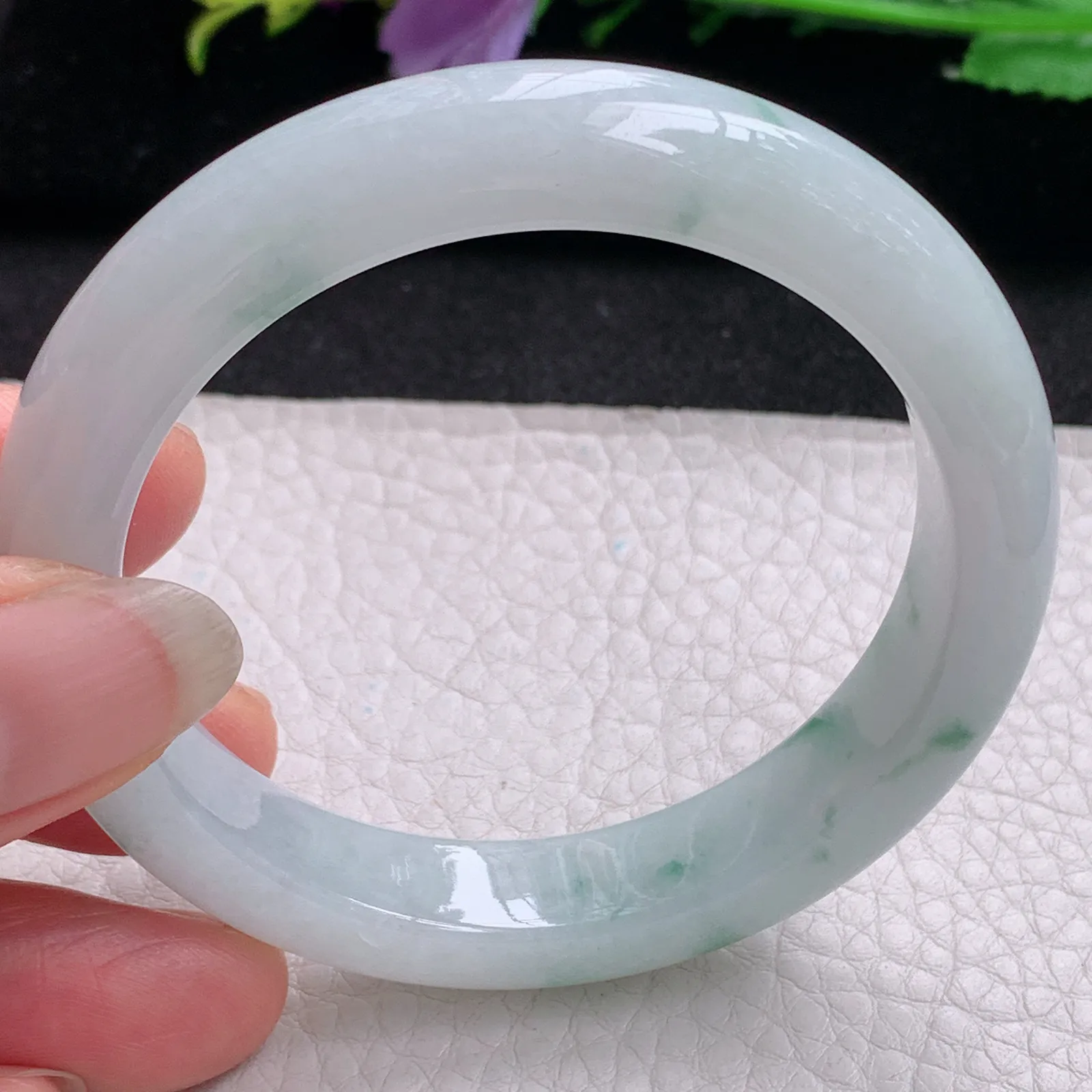 Hf实拍53.5*11.3*8.3缅甸翡翠手镯白底飘花手镯正圈平安镯宽版镯子