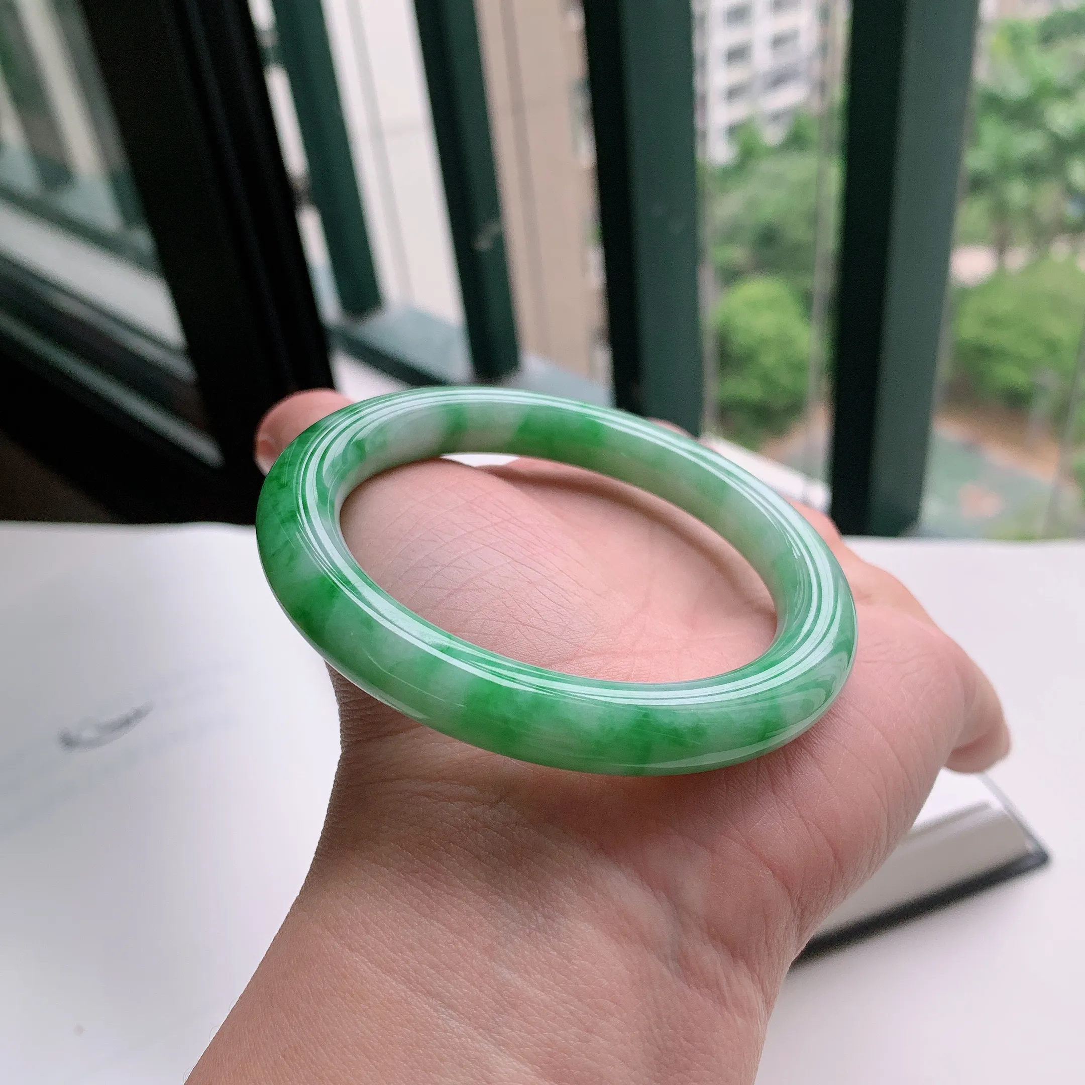 圆条55圈口，天然A货翡翠冰糯种水润飘绿玉手镯，水润秀丽，飘花灵动，种水十足，视觉甜美可人，恰到好处的美，十分高雅耐看，条形优美，上手优雅大方。49.63