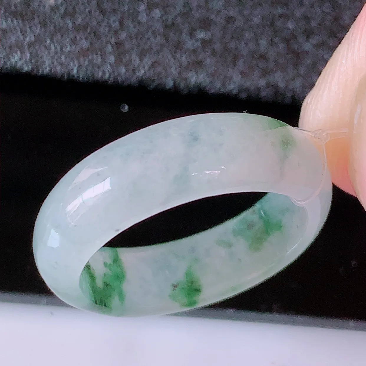 自然光实拍，冰飘花18.2mm内径翡翠指环，玉戒指，玉质莹润，好精美好冰润的指环，17圈口，上手纤巧！#49.25