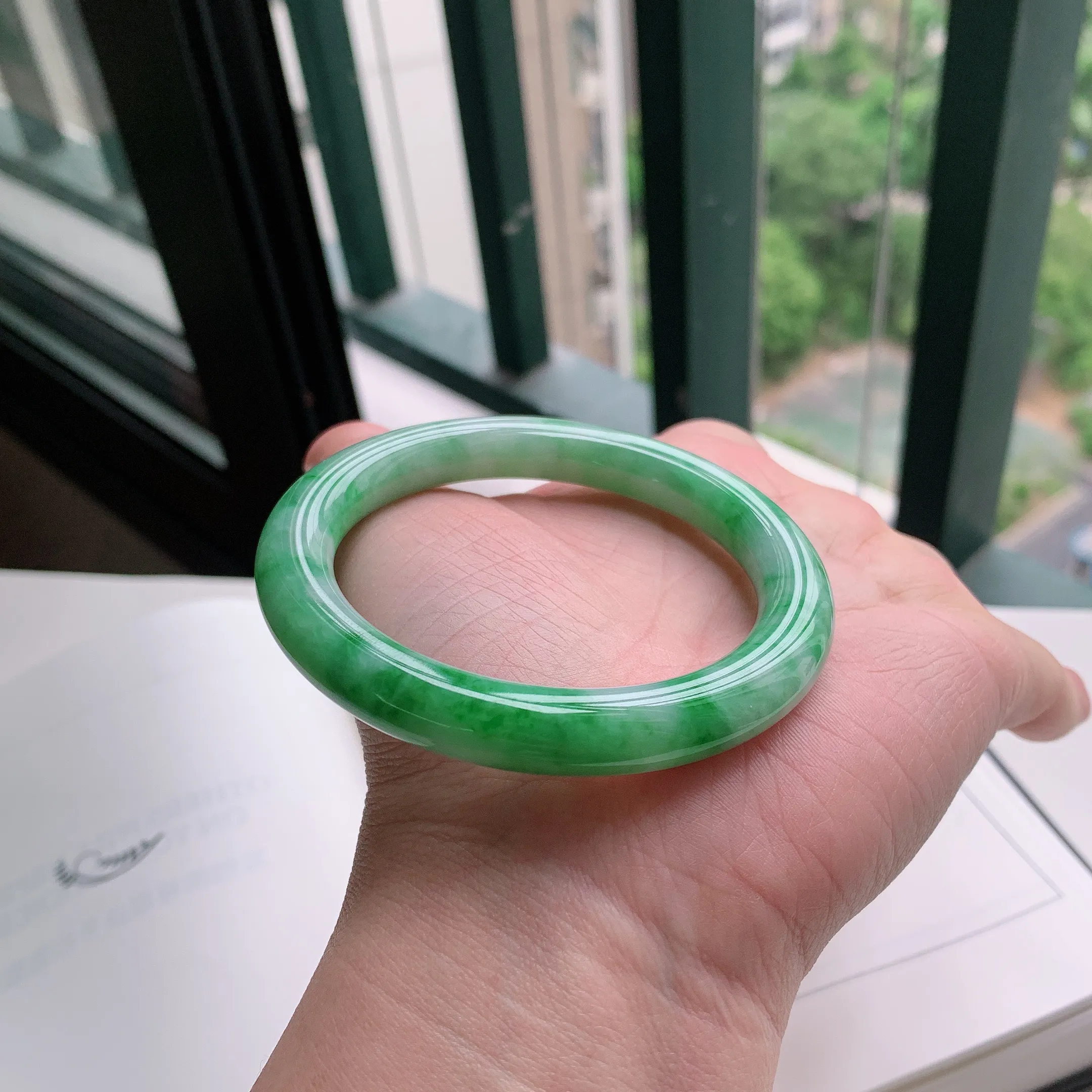 圆条55圈口，天然A货翡翠冰糯种水润飘绿玉手镯，水润秀丽，飘花灵动，种水十足，视觉甜美可人，恰到好