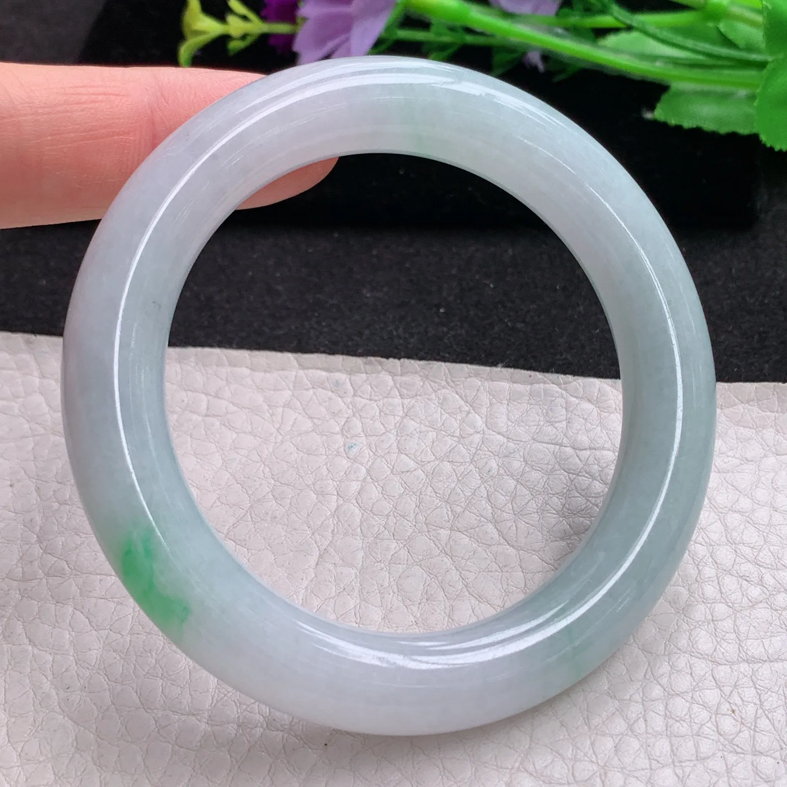 ll实拍54*10.8*10.5缅甸翡翠手镯飘绿圆条玉镯子福镯子白底青镯子