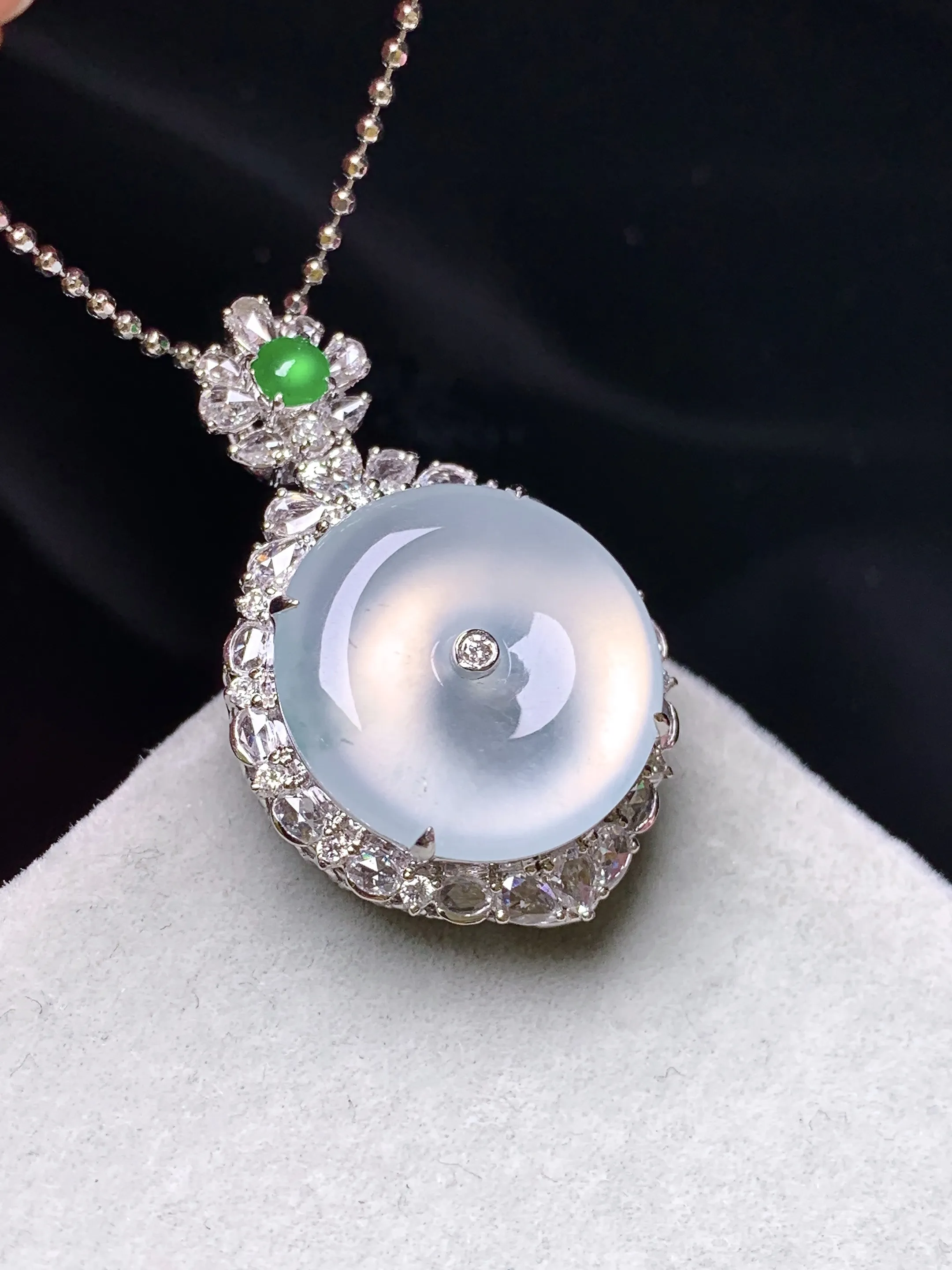 18k金钻镶嵌玻璃种平安扣吊坠 玉质细腻 色泽清新艳丽 整体尺寸29.7*19*9.7