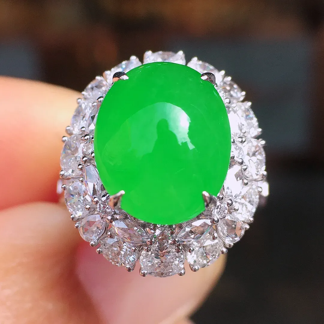 阳绿蛋面戒指，色泽均匀艳丽，玉质细腻，荧光感超
强，饱满圆润，尽显优雅气质，18k
金豪华镶嵌