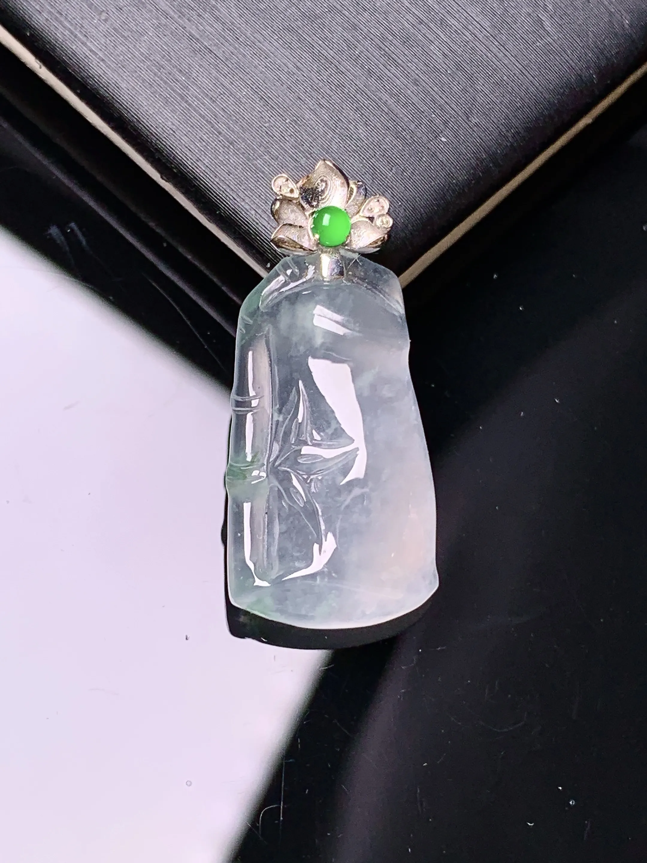 18k金钻镶嵌冰种节节高吊坠 玉质细腻 色泽清新艳丽 整体尺寸26.5*12*5