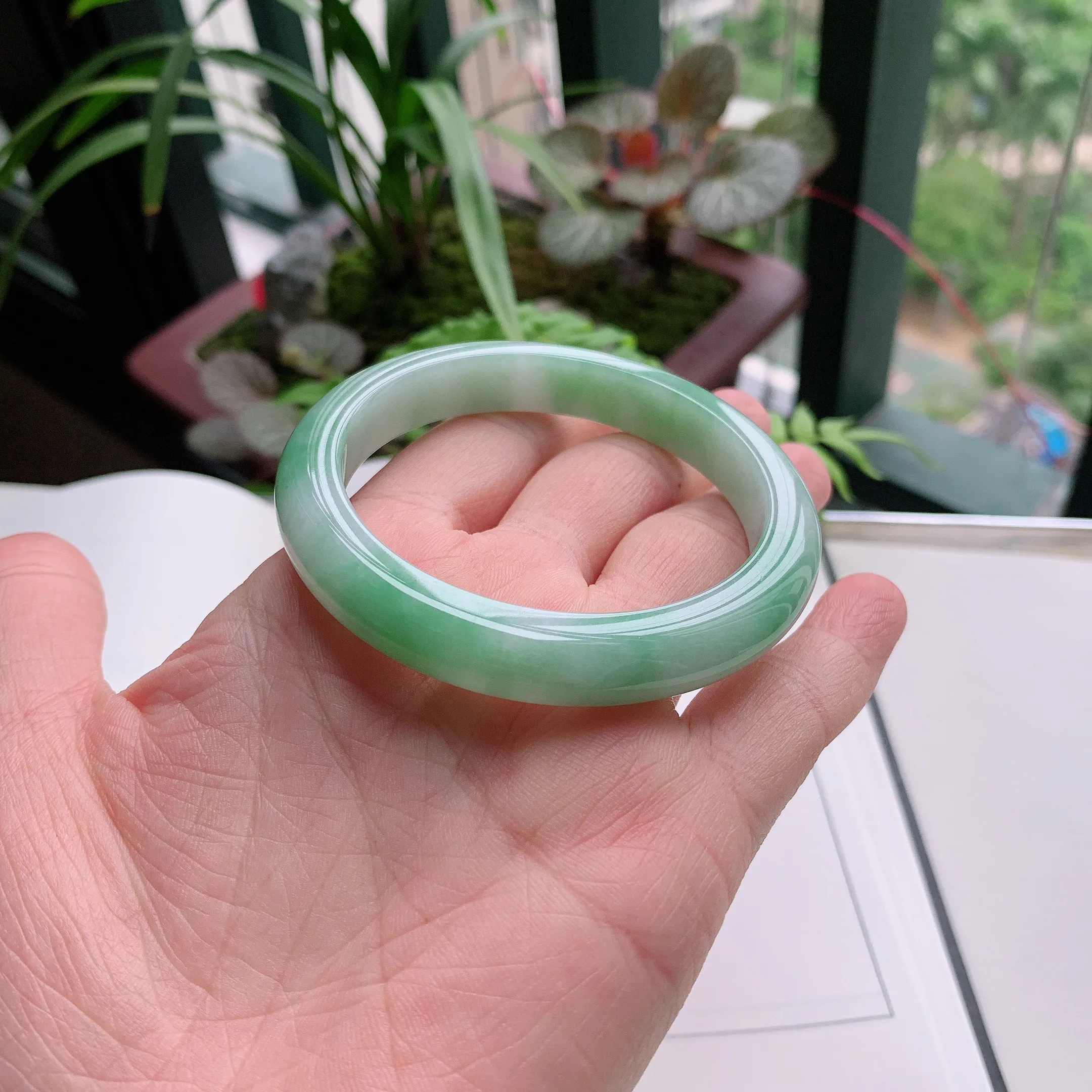 正圈55圈口，天然A货翡翠冰糯种水润飘绿玉手镯，水润秀丽，飘花灵动，种水十足，视觉甜美可人，恰到好处的美，十分高雅耐看，条形优美，上手优雅大方。46.47