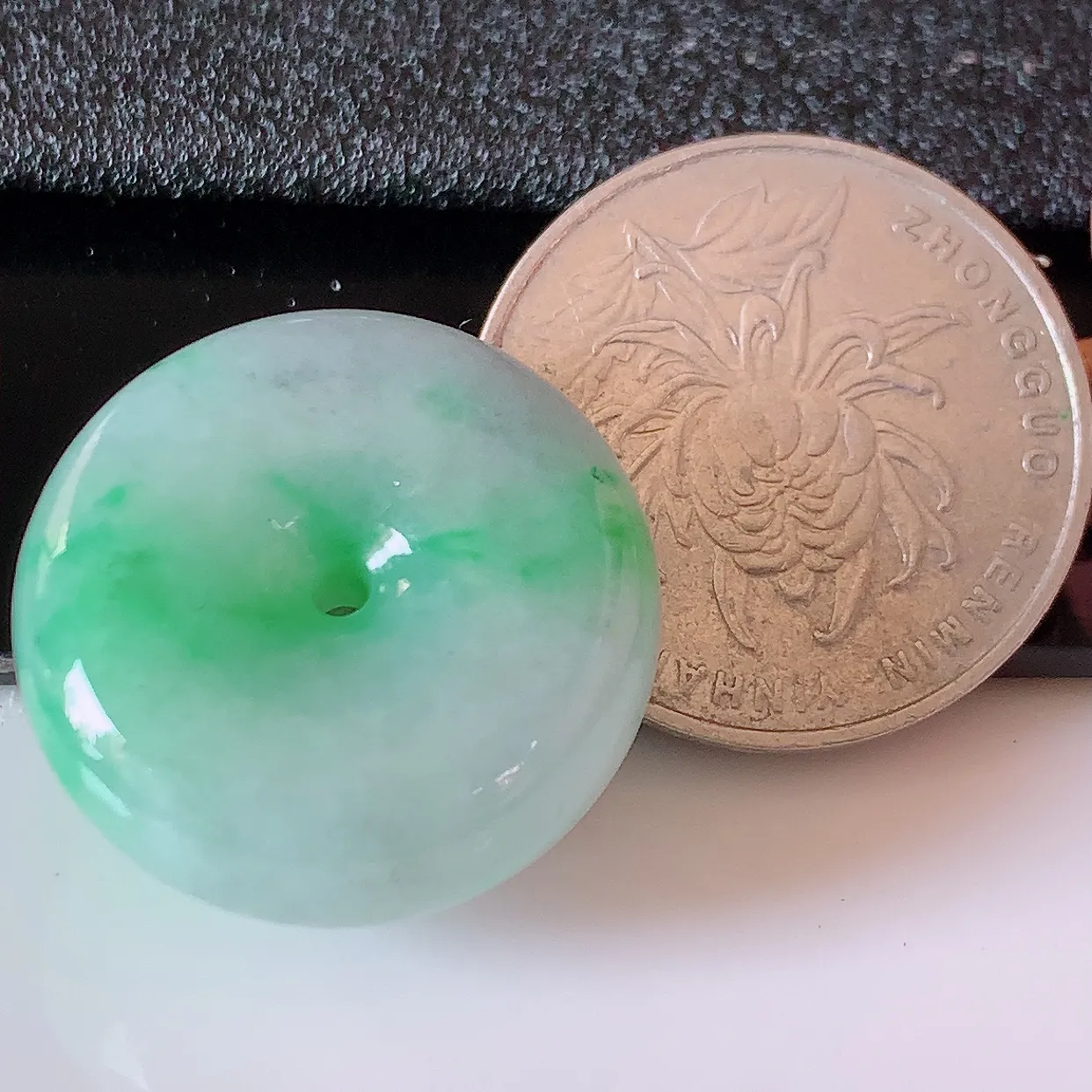 自然光实拍，冰润飘绿翡翠平安扣吊坠，形体饱满圆润，平安扣肥嘟嘟的，平平安安，种水很好，配戴精美！#05.25