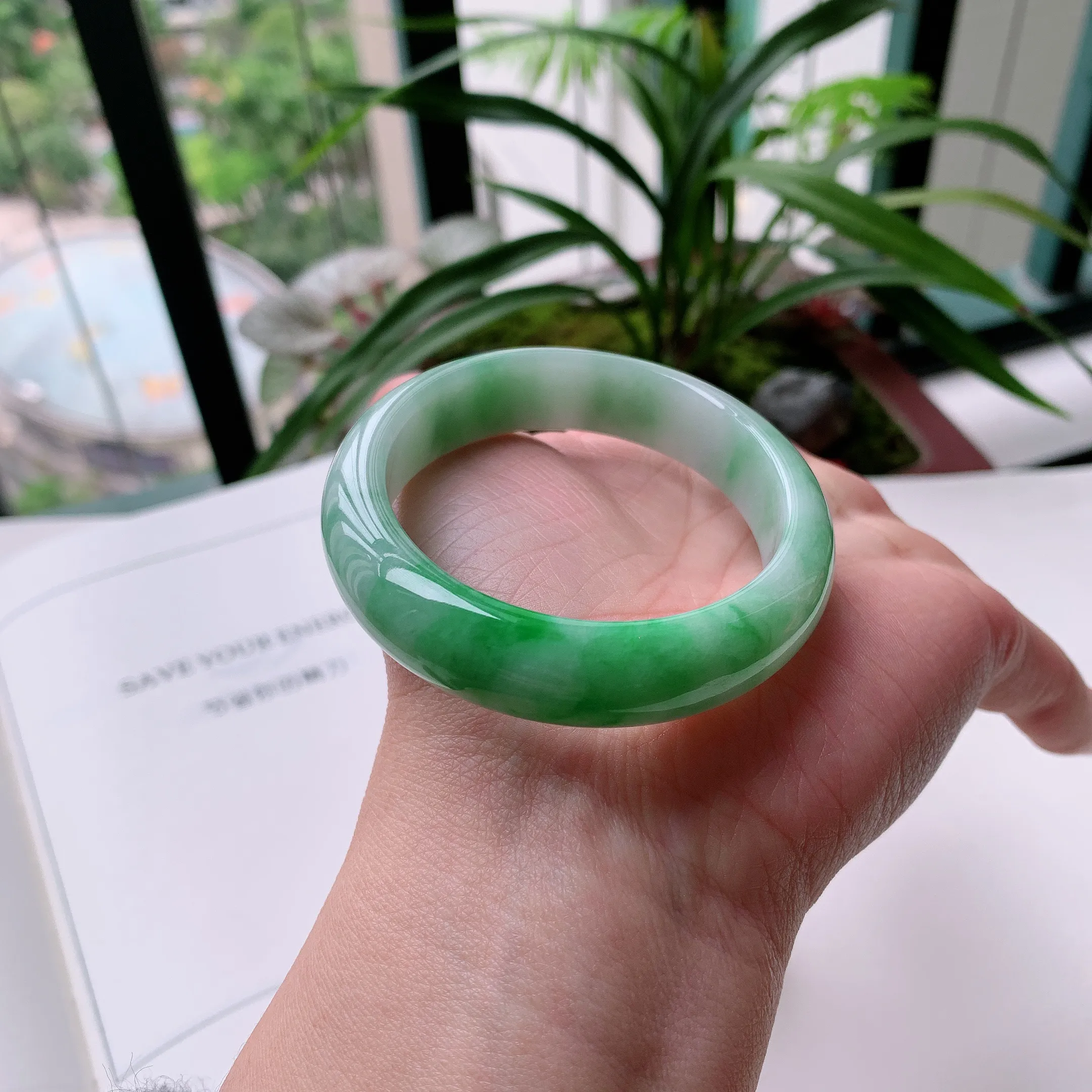 贵妃56圈口，天然A货翡翠冰糯种水润飘绿玉手镯，水润秀丽，飘花灵动，种水十足，视觉甜美可人，恰到好