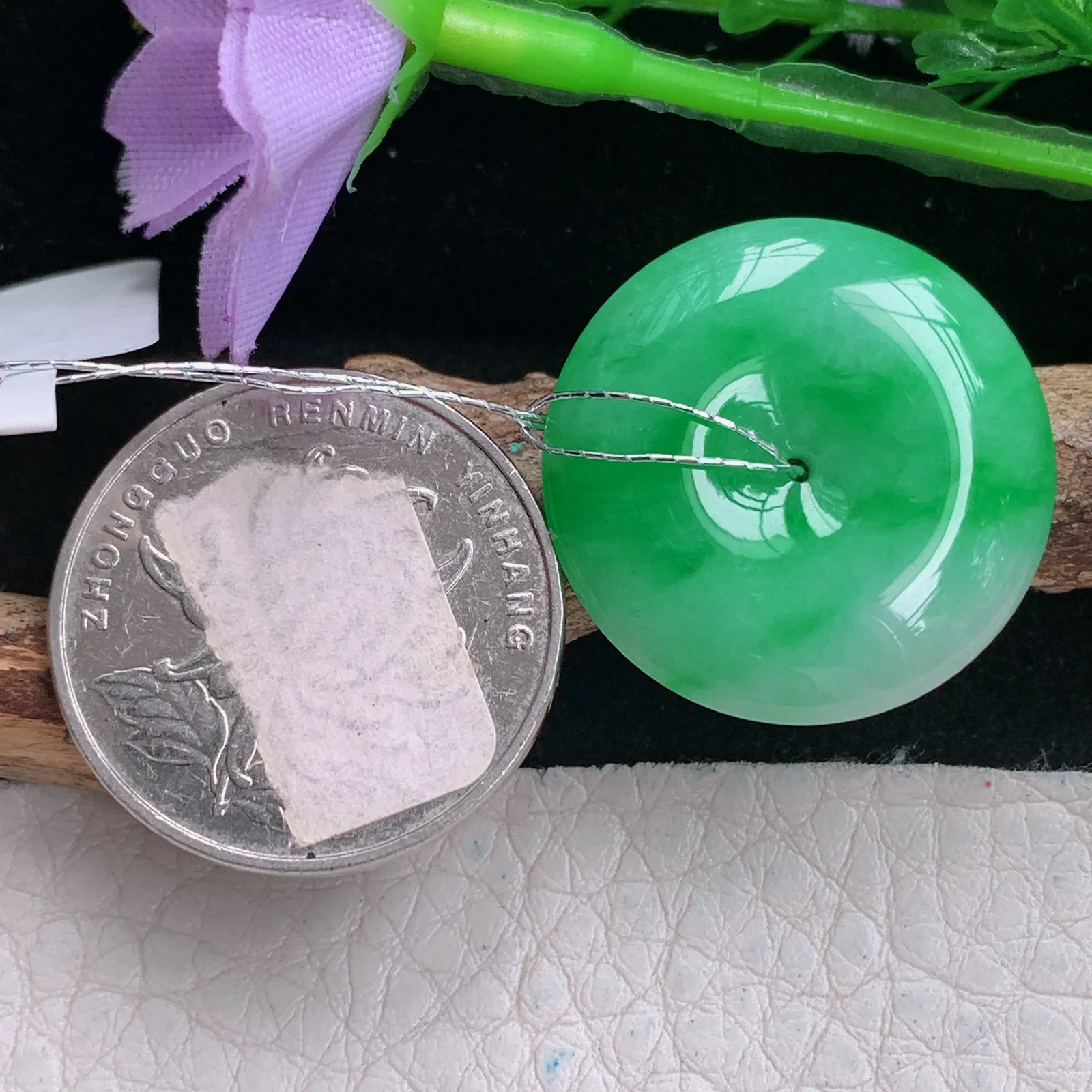 qxm实拍24.5*5.5缅甸翡翠精雕胶感饱满辣绿平安扣玉吊坠 玉挂件