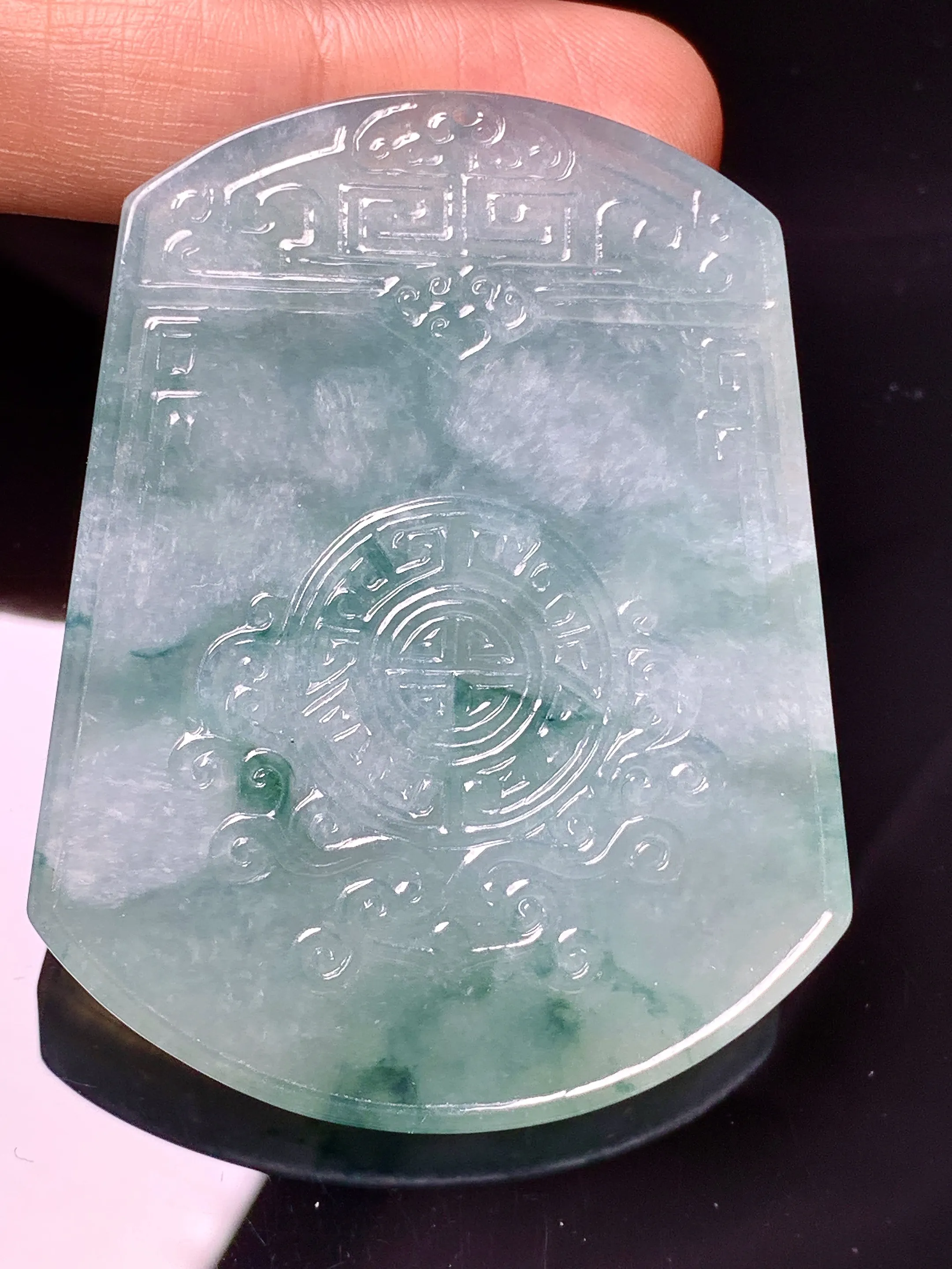 仿古飘花无事牌吊坠 玉质细腻 色泽清新艳丽 整体尺寸54.2*43*5.8