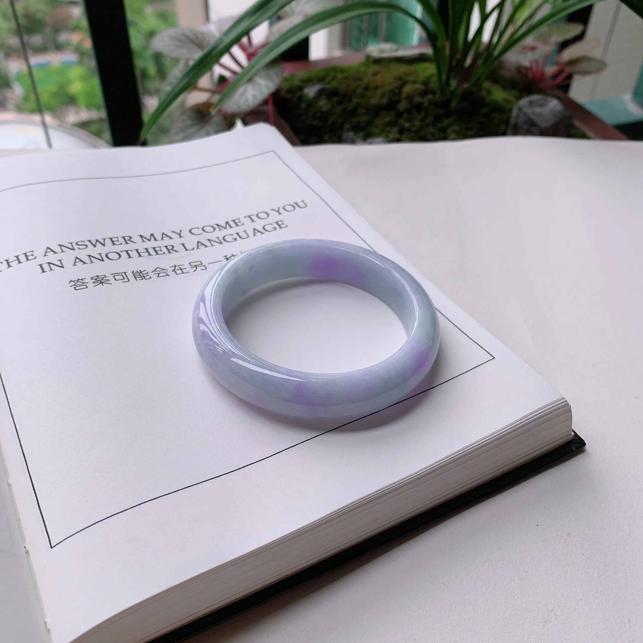 正圈55圈口，天然A货翡翠冰糯种水润紫罗兰手镯，水润秀丽，种水十足，视觉甜美可人，恰到好处的美，十分高雅耐看，条形优美，上手优雅大方。60.57