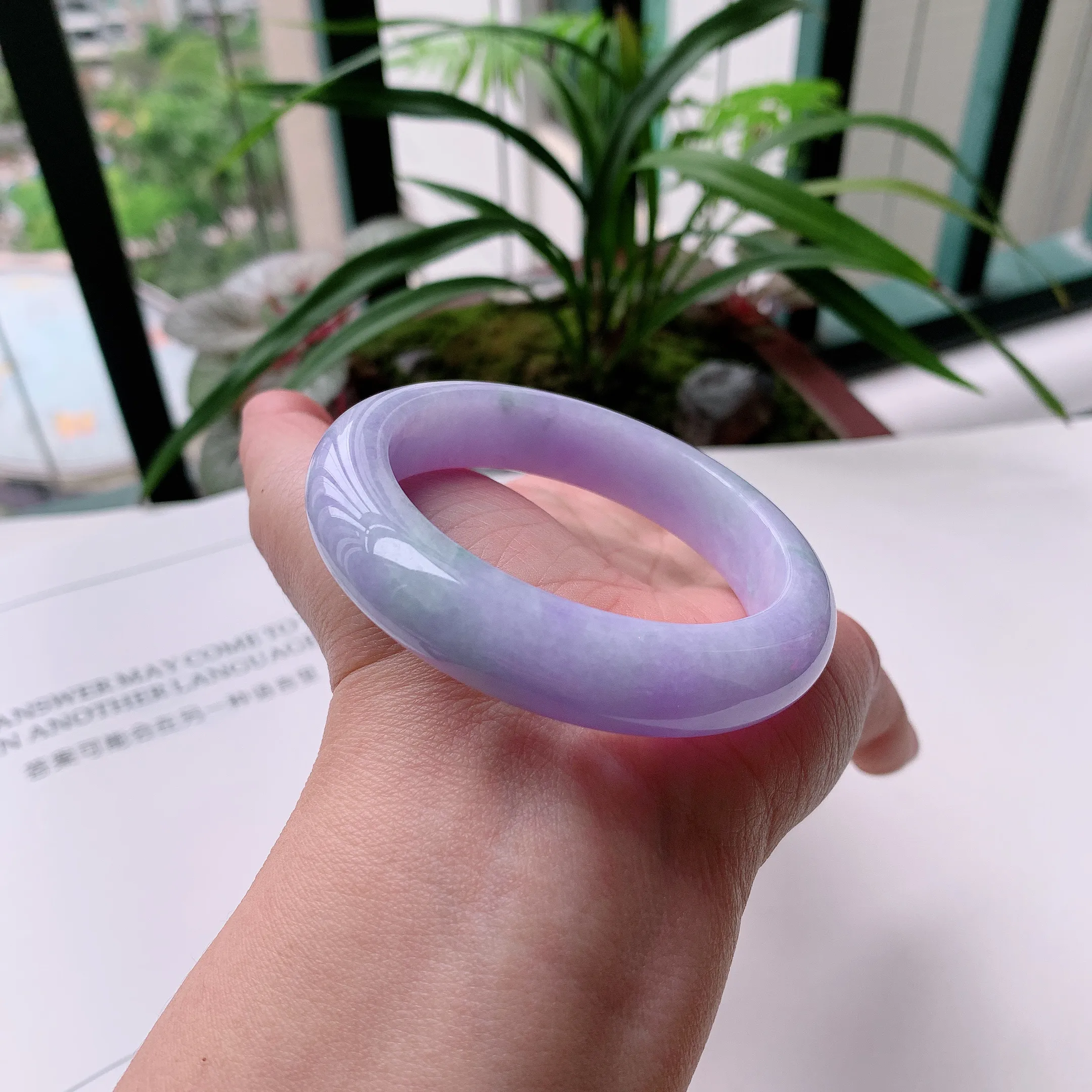 正圈52圈口，天然A货翡翠冰糯种水润紫罗兰手镯，水润秀丽，种水十足，视觉甜美可人，恰到好处的美，十分高雅耐看，条形优美，上手优雅大方。57.65