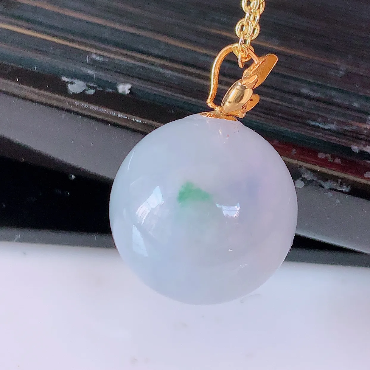 18K金镶嵌紫罗兰飘花翡翠转运珠吊坠，寓意“时来运转，财源滚滚” 寓意佳，荧光灼灼，转运珠佩戴时尚优