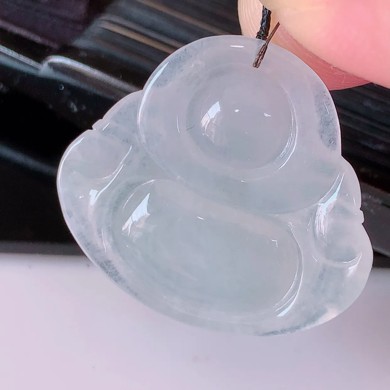 自然光实拍，冰种翡翠佛公吊坠，水灵起胶，翠色迷人，佛公在心中，一生平安，饱满圆润，开怀大笑佛公，配戴灵气十足！#57.25