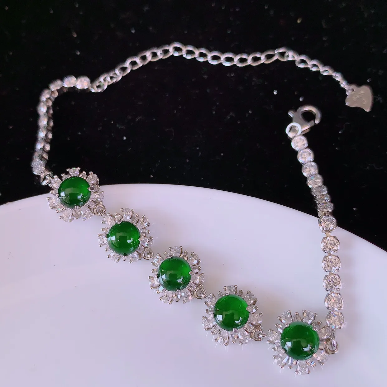 冰透满绿翡翠925银镶嵌手链，自然光实拍，翠色灵动，颜色漂亮，种老水足，品相佳，佩戴佳品！#97.25取一整体13/9.5/5裸石5.2*5.2