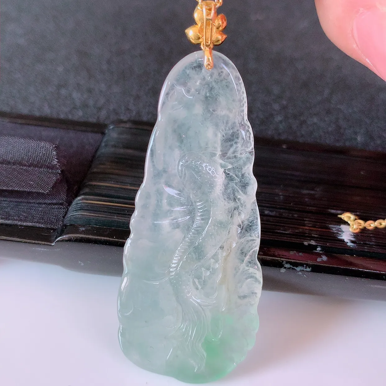 自然光实拍，18K金镶嵌冰种飘绿翡翠龙牌吊坠，龙行天下，雕工立体精湛，翡翠龙牌，种老水足，配戴霸气时尚，值得收藏!#1.25整体56裸石48.8*21*7.5