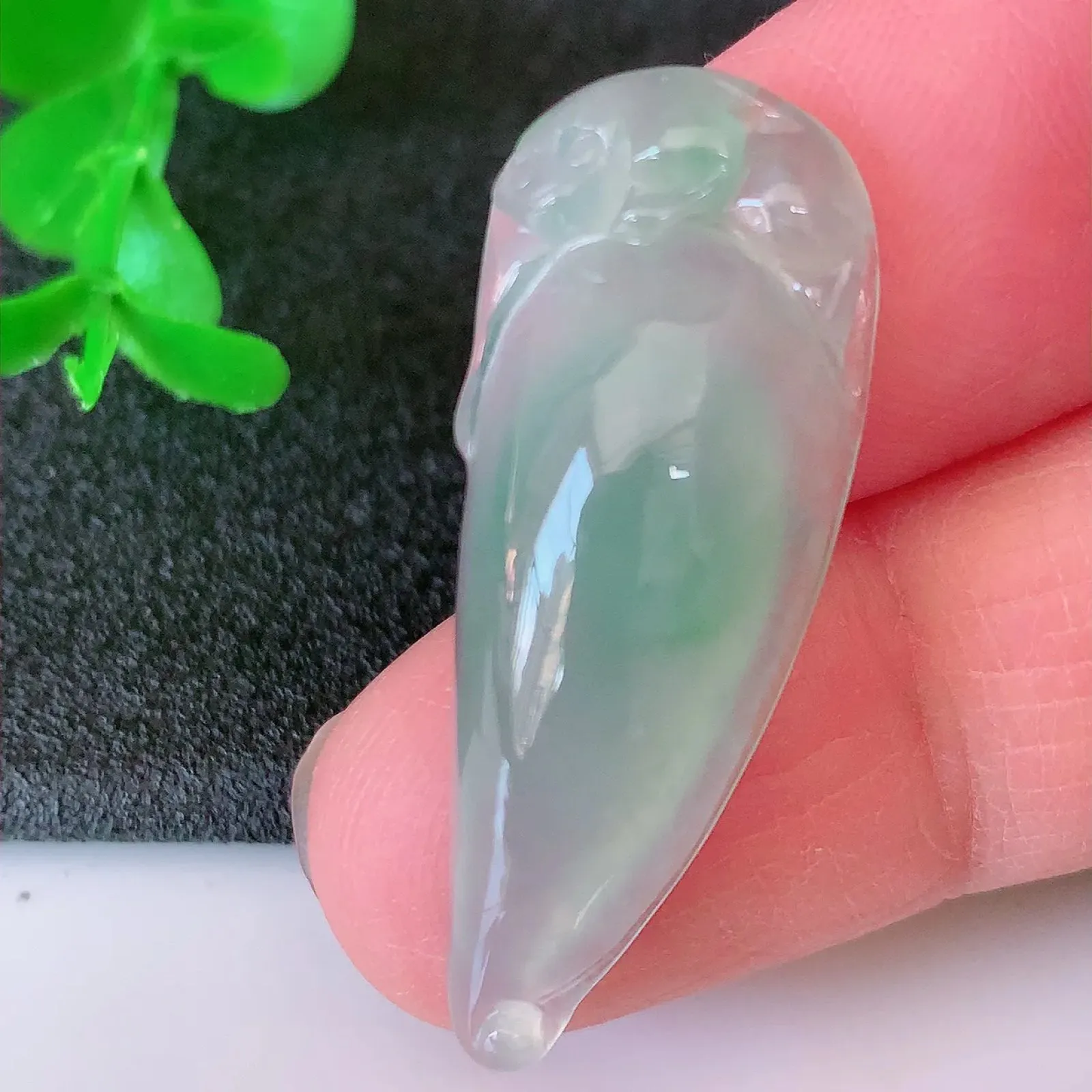 自然光实拍，冰种飘花翡翠福瓜吊坠，寓意“呱呱来财，福气满满”， 冰润且起胶感， 佩戴效果优雅迷人！#