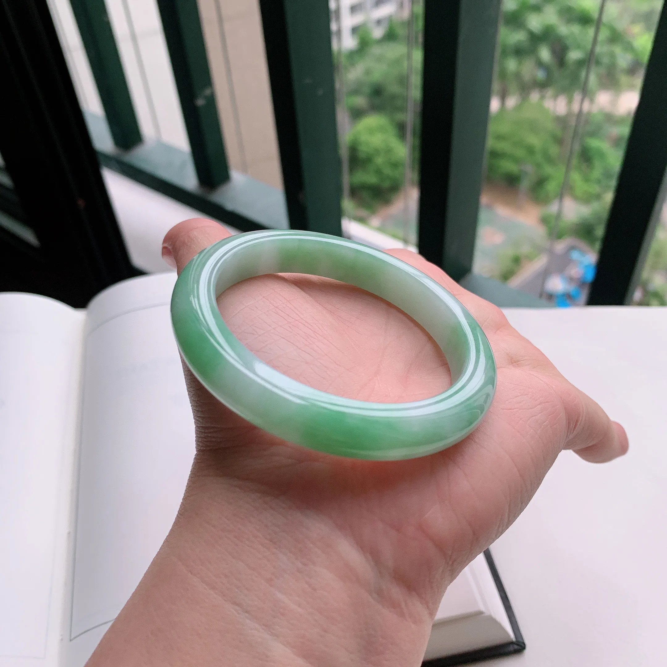 正圈55圈口，天然A货翡翠冰糯种水润飘绿玉手镯，水润秀丽，飘花灵动，种水十足，视觉甜美可人，恰到好
