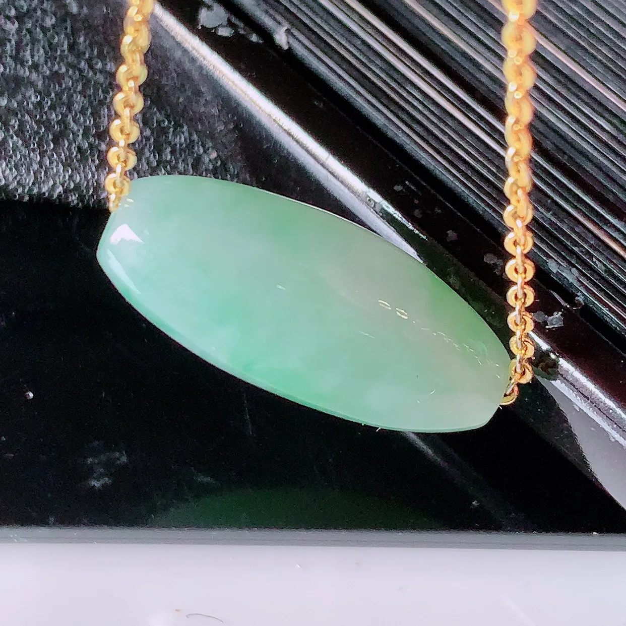 自然光实拍，冰润飘绿翡翠路路通吊坠，寓意好运连连，路路畅通，经典款式，财运滚滚，路路通，佩戴效果更好！配图银链子#94.25