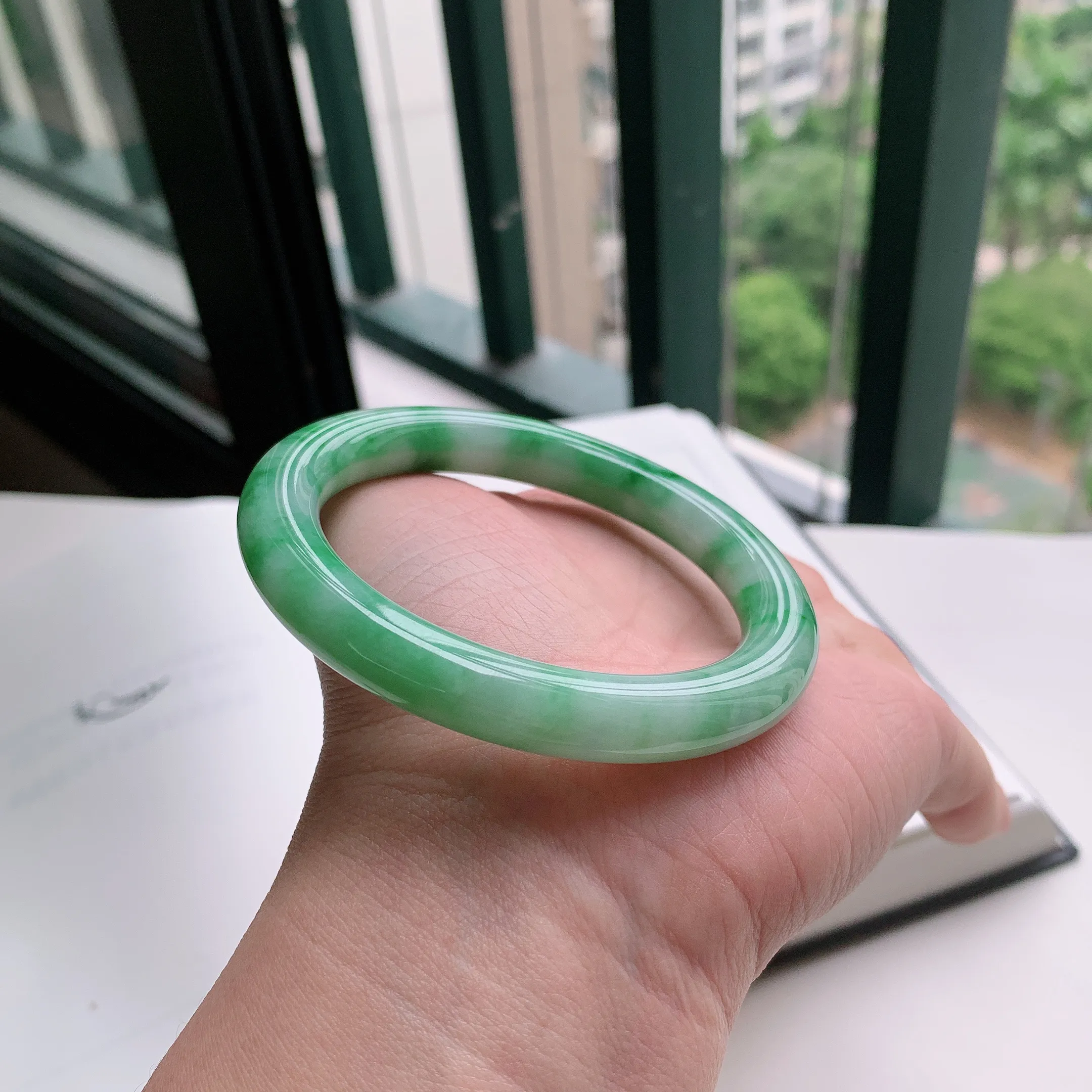 圆条55圈口，天然A货翡翠冰糯种水润飘绿玉手镯，水润秀丽，飘花灵动，种水十足，视觉甜美可人，恰到好处的美，十分高雅耐看，条形优美，上手优雅大方。49.63