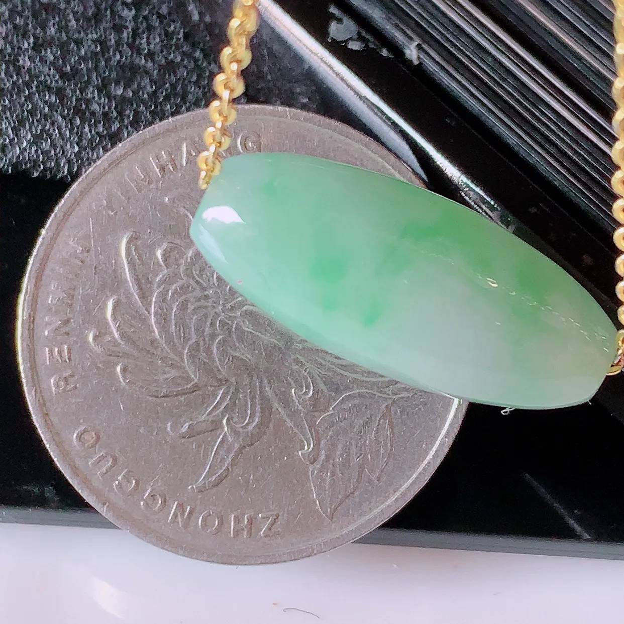 自然光实拍，冰润飘绿翡翠路路通吊坠，寓意好运连连，路路畅通，经典款式，财运滚滚，路路通，佩戴效果更好！配图银链子#94.25