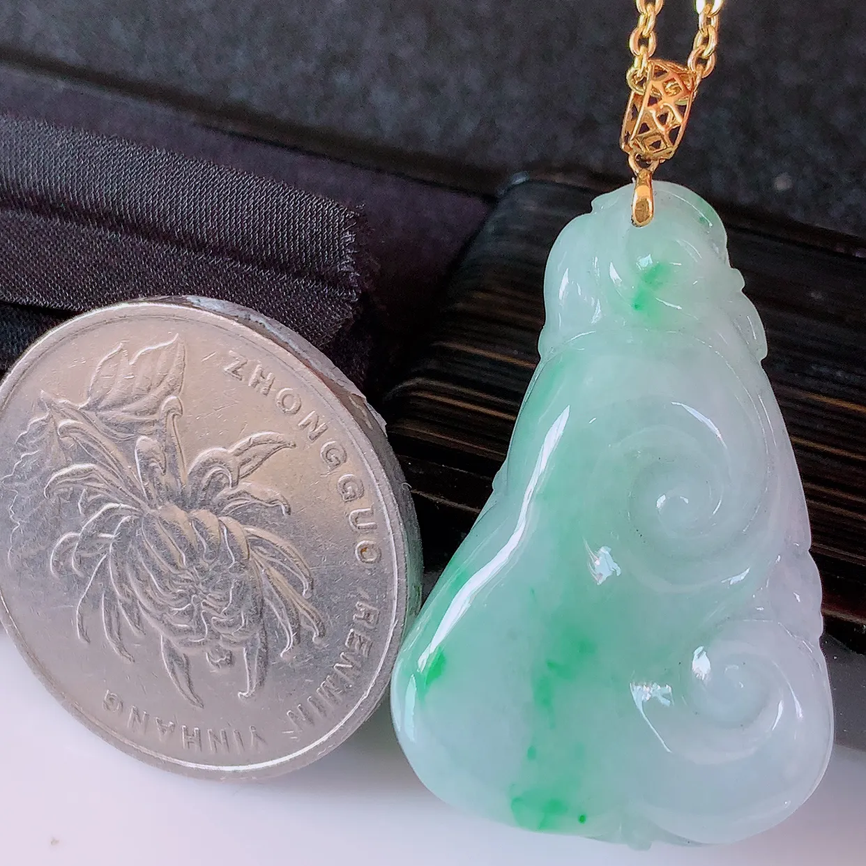 18K金镶嵌冰润飘绿翡翠如意吊坠，简单的镶嵌设计、让玉坠百搭又精致，寓意着吉祥，事事如意！#1.25