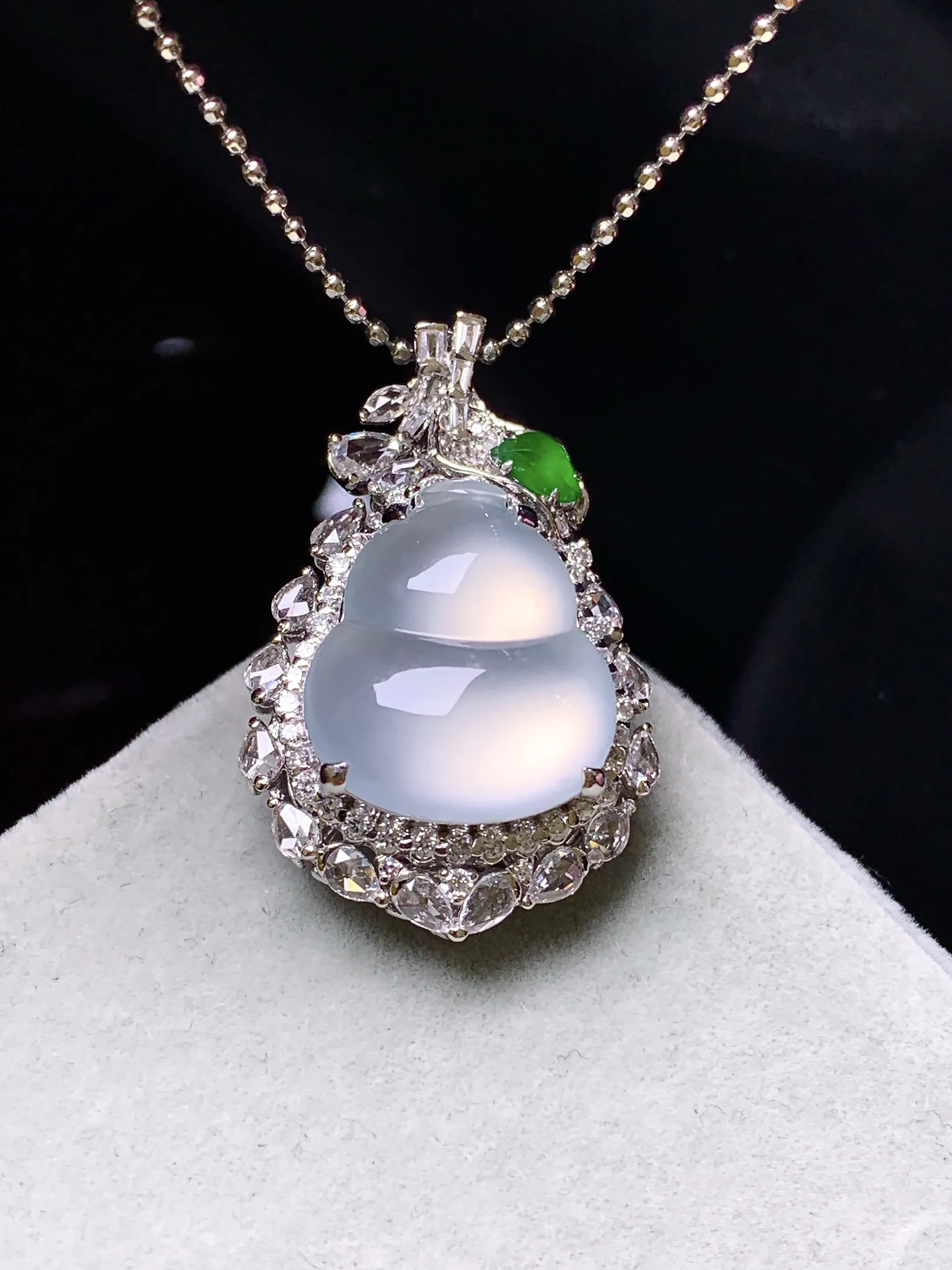 18k金钻镶嵌玻璃种四季豆吊坠 玉质细腻 色泽清新艳丽 整体尺寸29.2*18.6*12