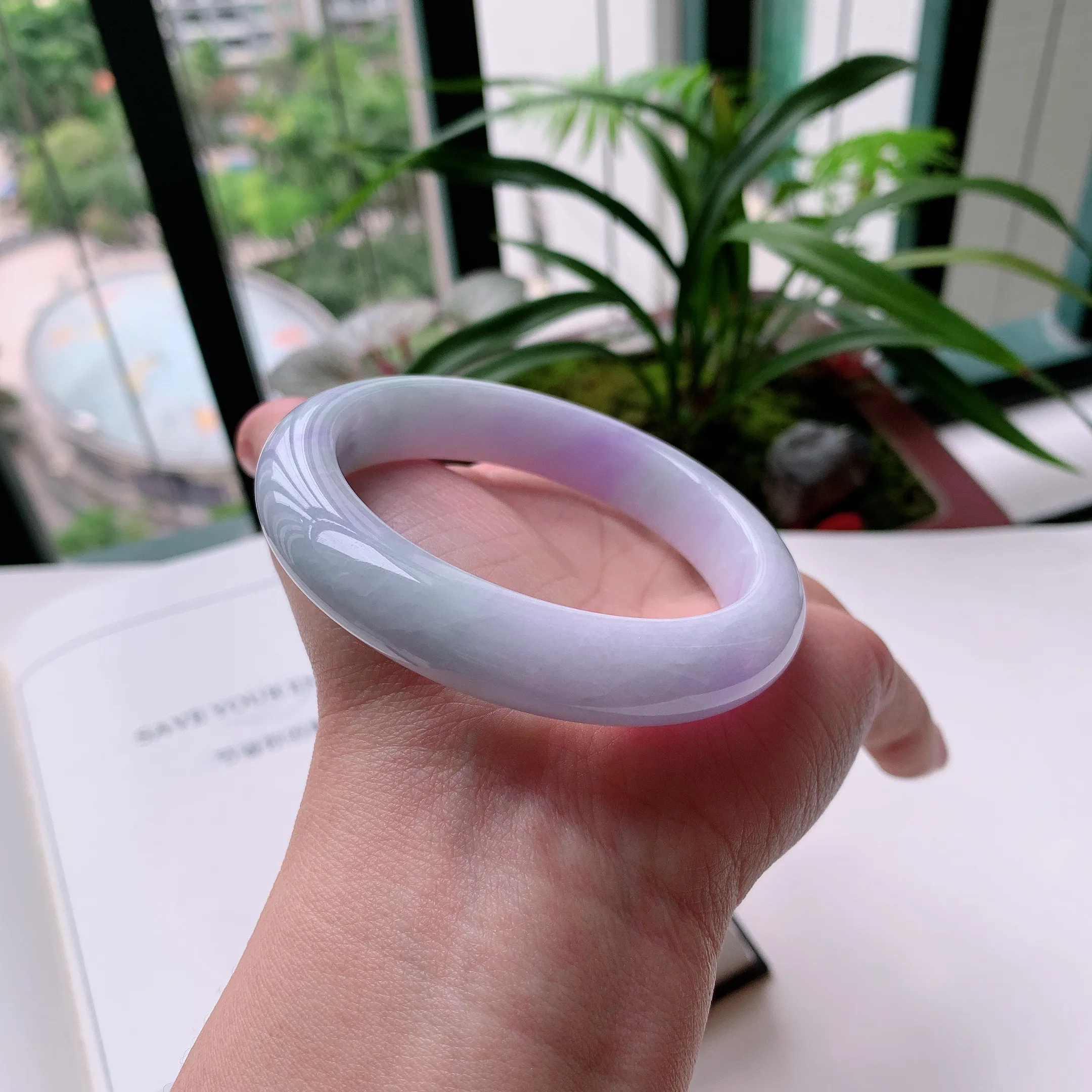 正圈57圈口，天然A货翡翠冰糯种水润飘绿玉手镯，水润秀丽，飘花灵动，种水十足，视觉甜美可人，恰到好处的美，十分高雅耐看，条形优美，上手优雅大方。63.98