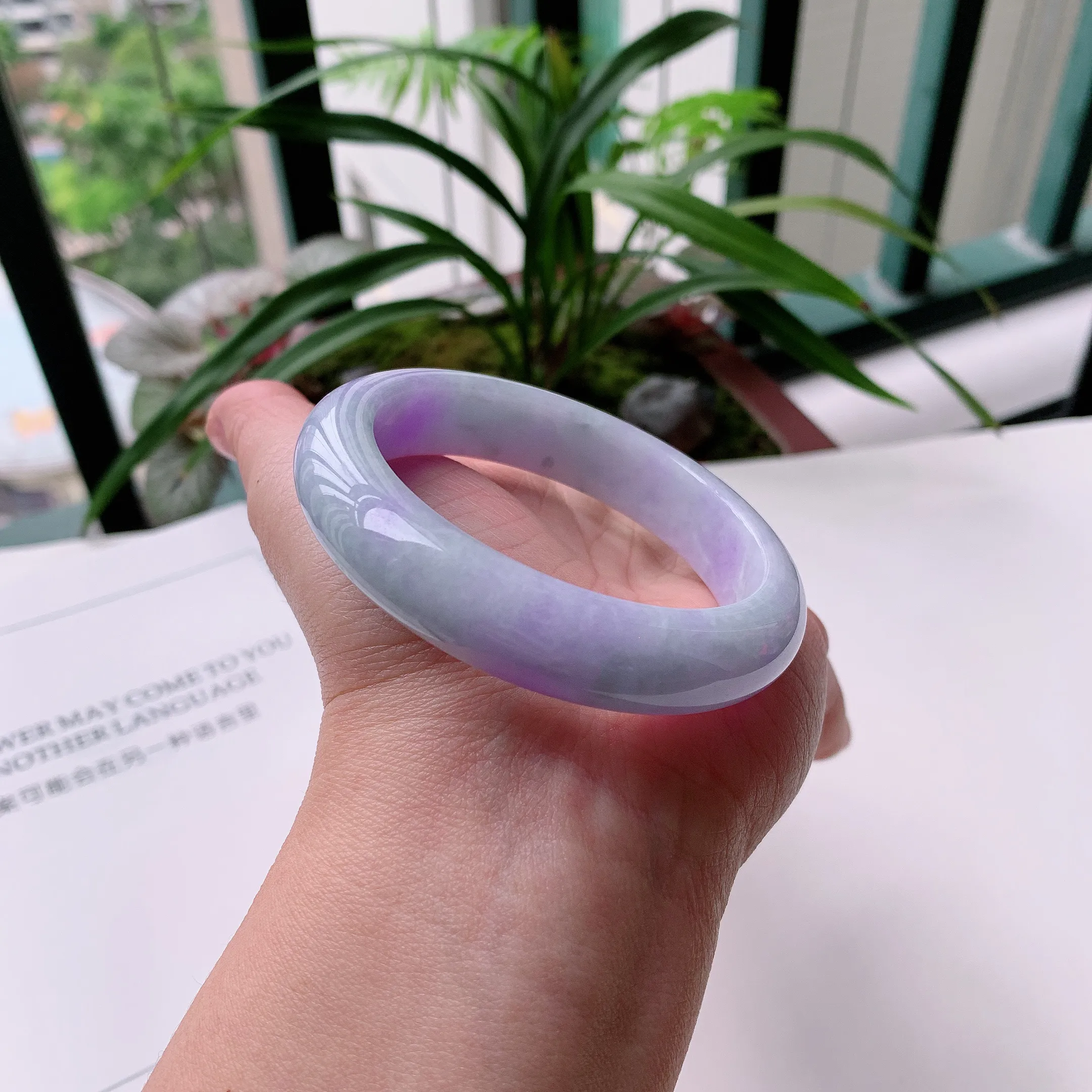 正圈55圈口，天然A货翡翠冰糯种水润紫罗兰手镯，水润秀丽，种水十足，视觉甜美可人，恰到好处的美，十分高雅耐看，条形优美，上手优雅大方。60.57