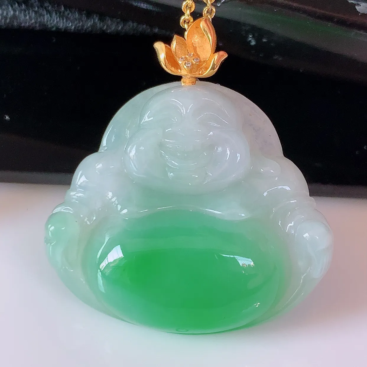 自然光实拍，18K金镶嵌冰润满绿肚翡翠佛公吊坠，玉笑佛，饱满，开脸喜庆，品佳品，配戴优雅迷人！#1.25整体31.5裸石28.8*25*6.8