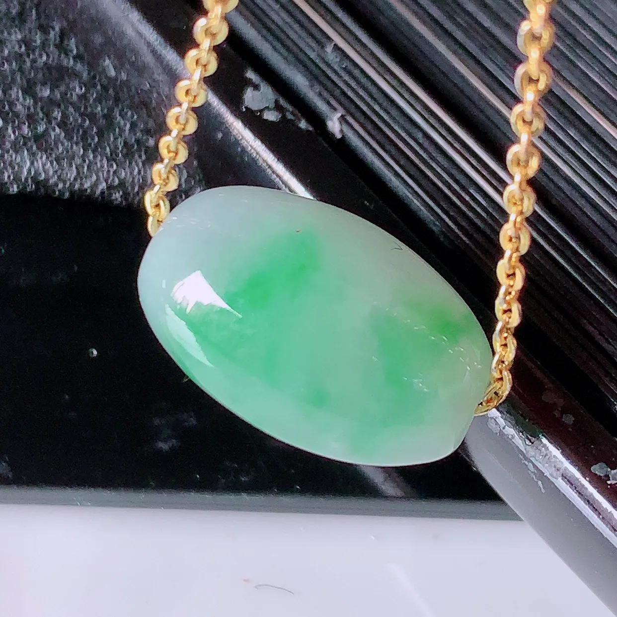 自然光实拍，水润飘绿翡翠路路通吊坠，寓意好运连连，路路畅通，经典款式，财运滚滚，路路通，佩戴效果更好！配图银链子#94.25