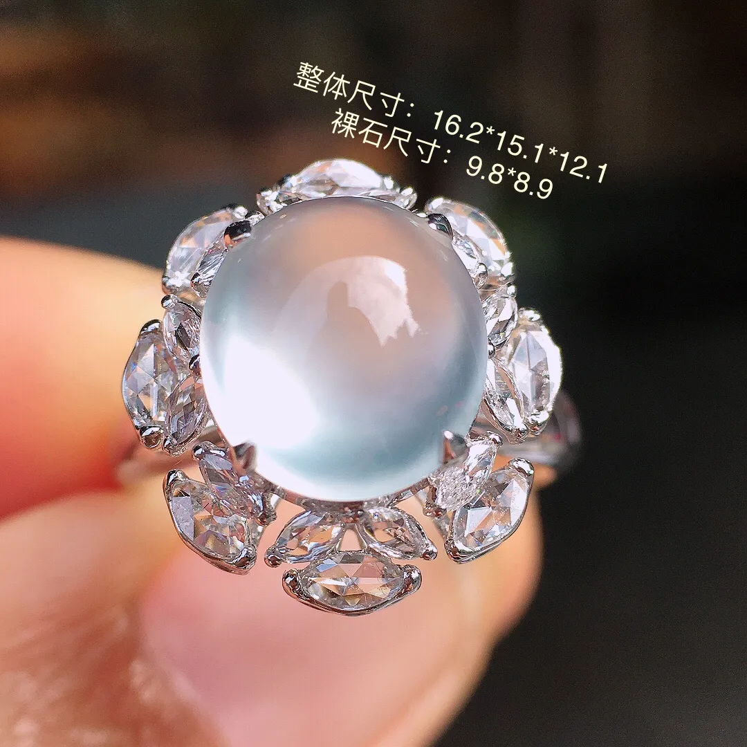 玻璃种蛋面戒指，玉质细腻，荧光感超
强，饱满圆润，尽显优雅气质，18k
金豪华镶嵌