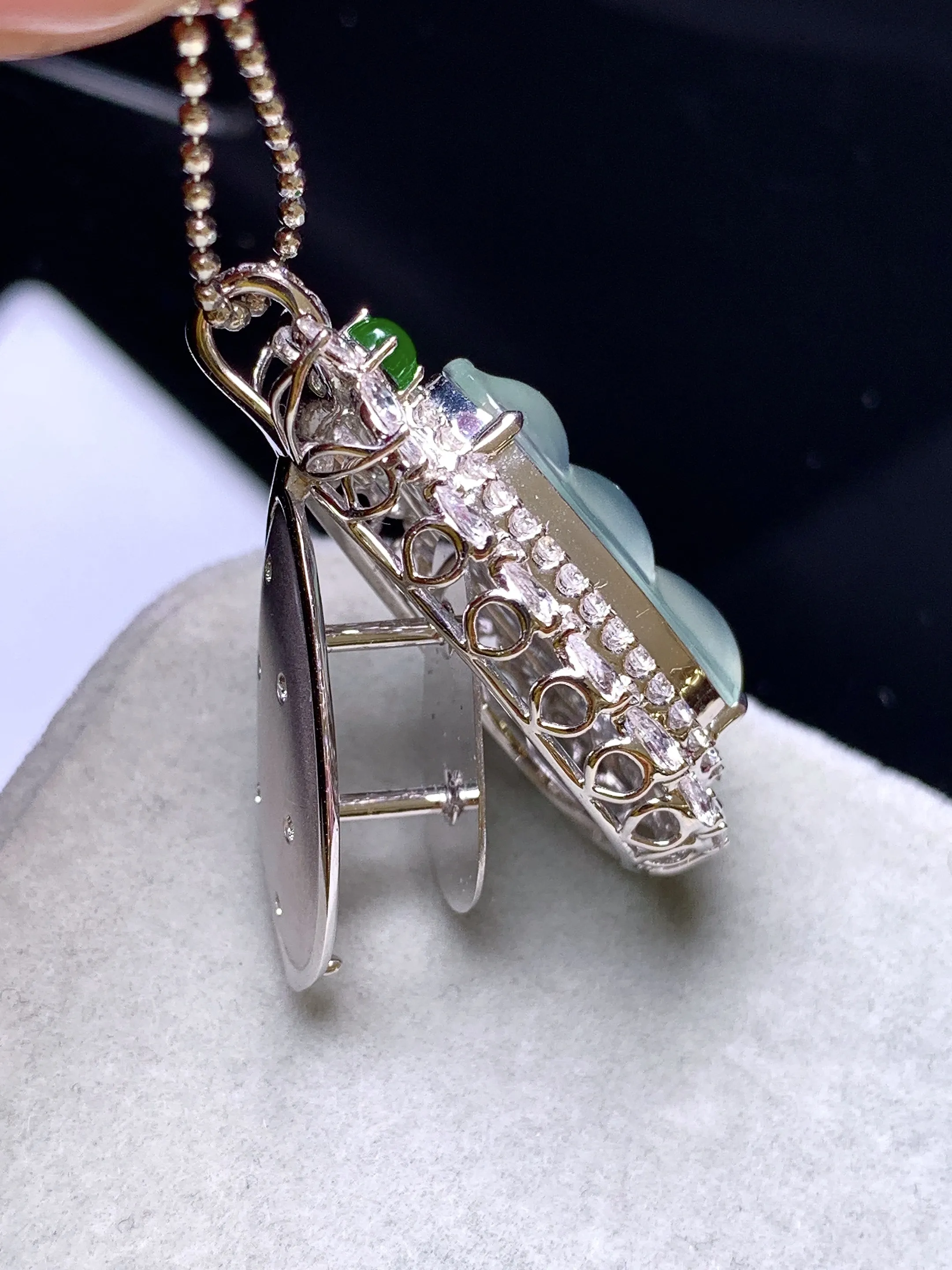 18k金钻镶嵌玻璃种四季豆吊坠 玉质细腻 色泽清新艳丽 整体尺寸33.2*17.7*11.2