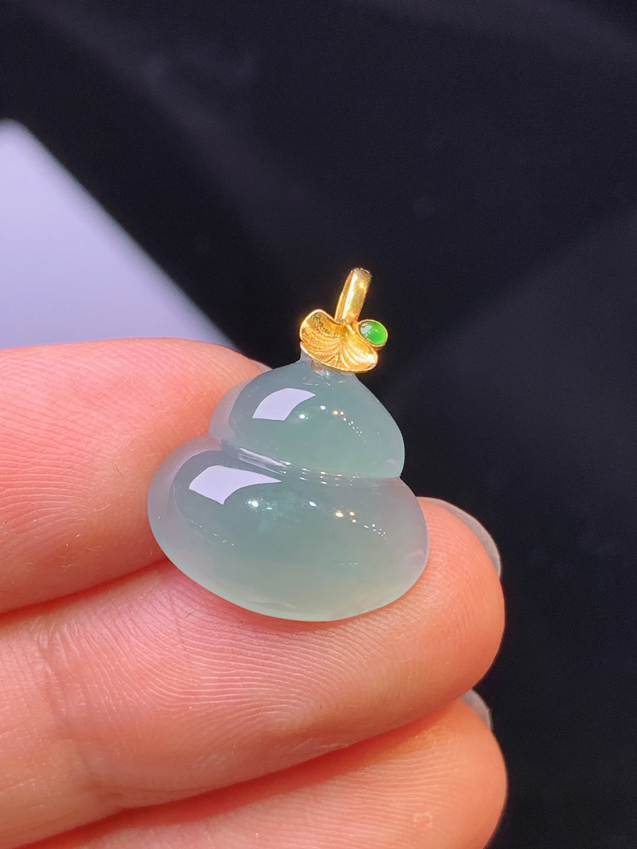 18k金镶嵌冰种葫芦吊坠 玉质细腻 色泽清新艳丽 整体尺寸19.6*15.2*4.7